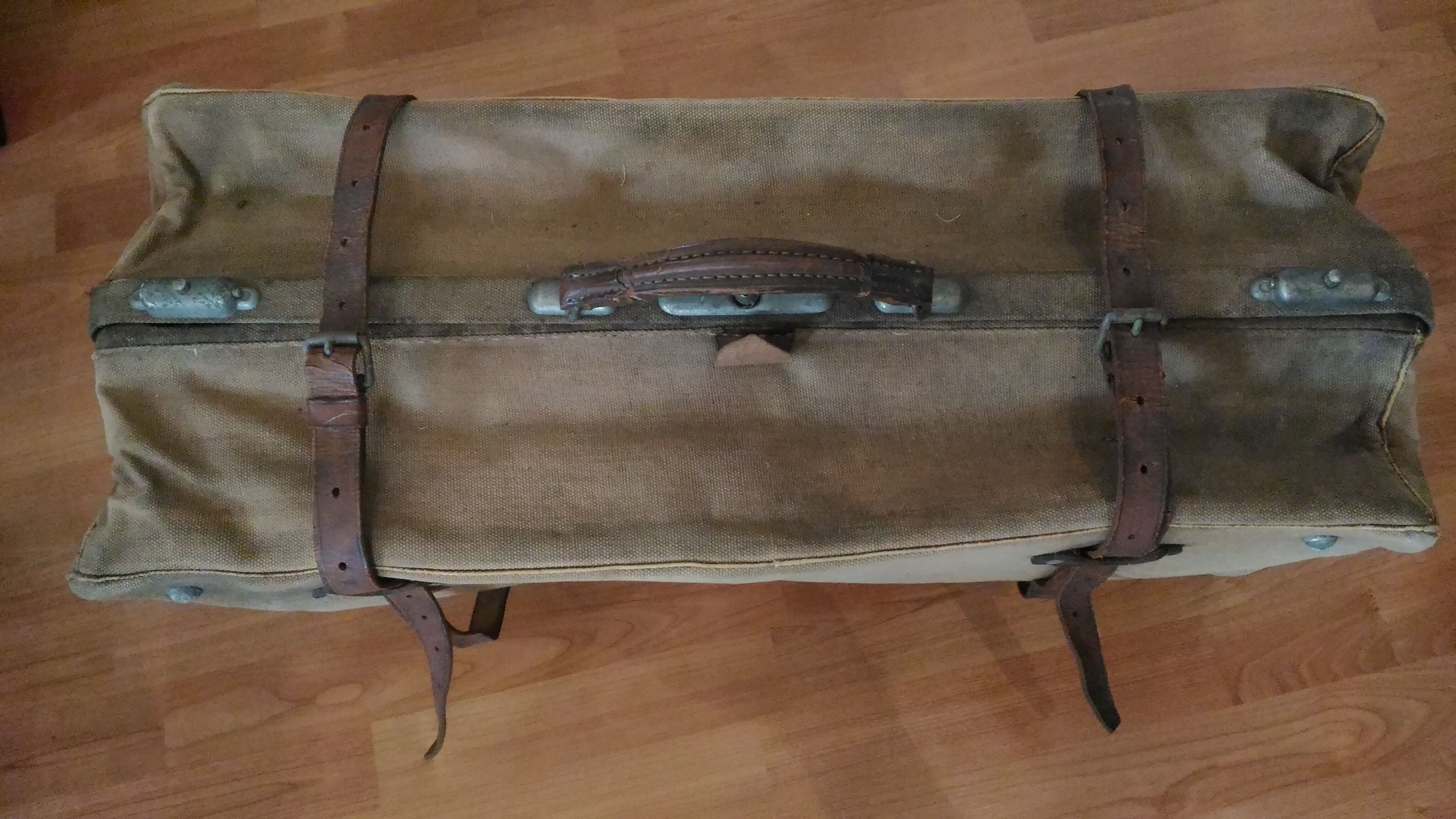 Travel suitcase