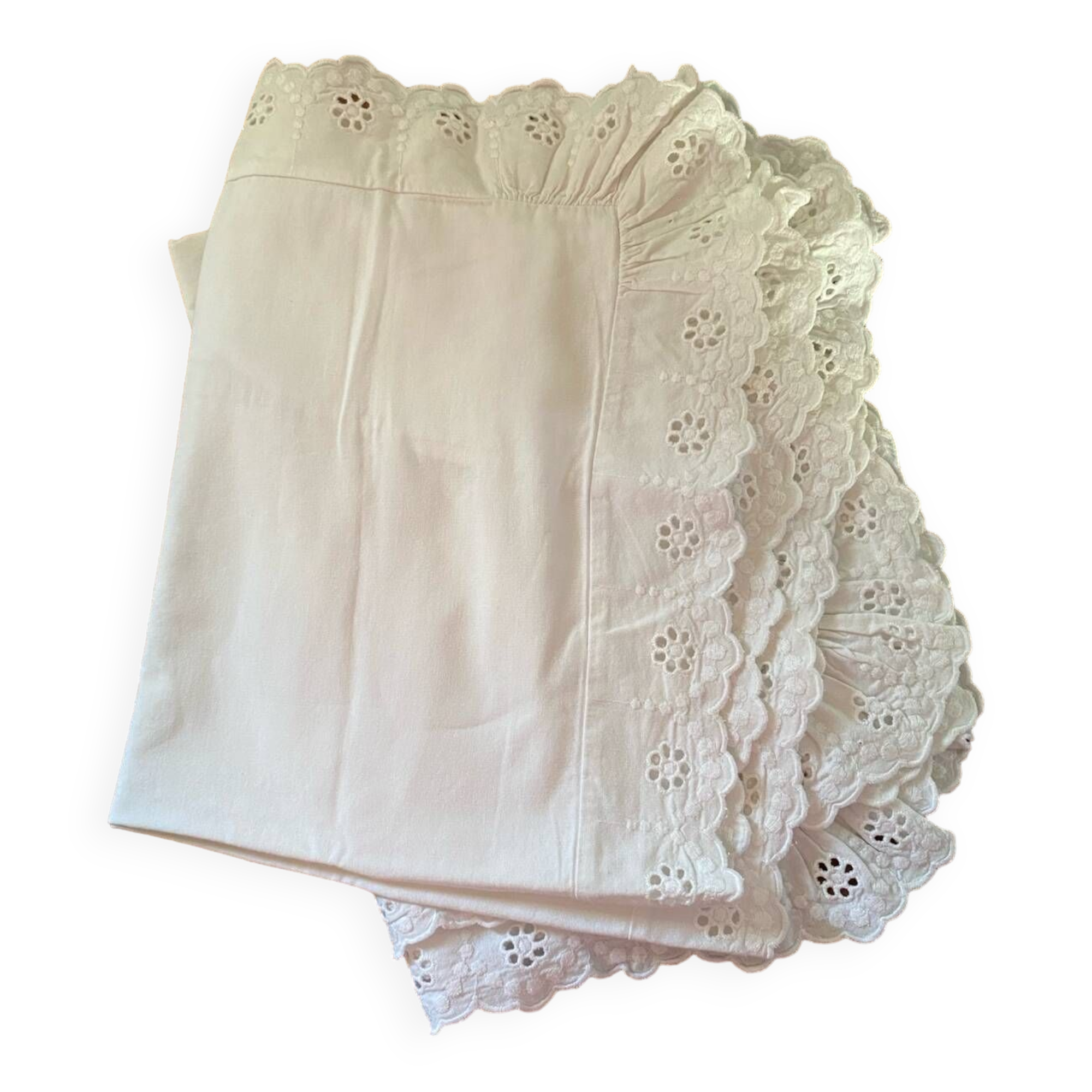 Paire taies d oreiller broderie anglaise.