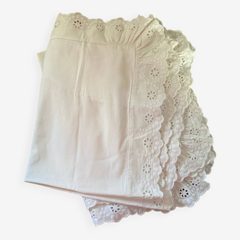 Paire taies d oreiller broderie anglaise.