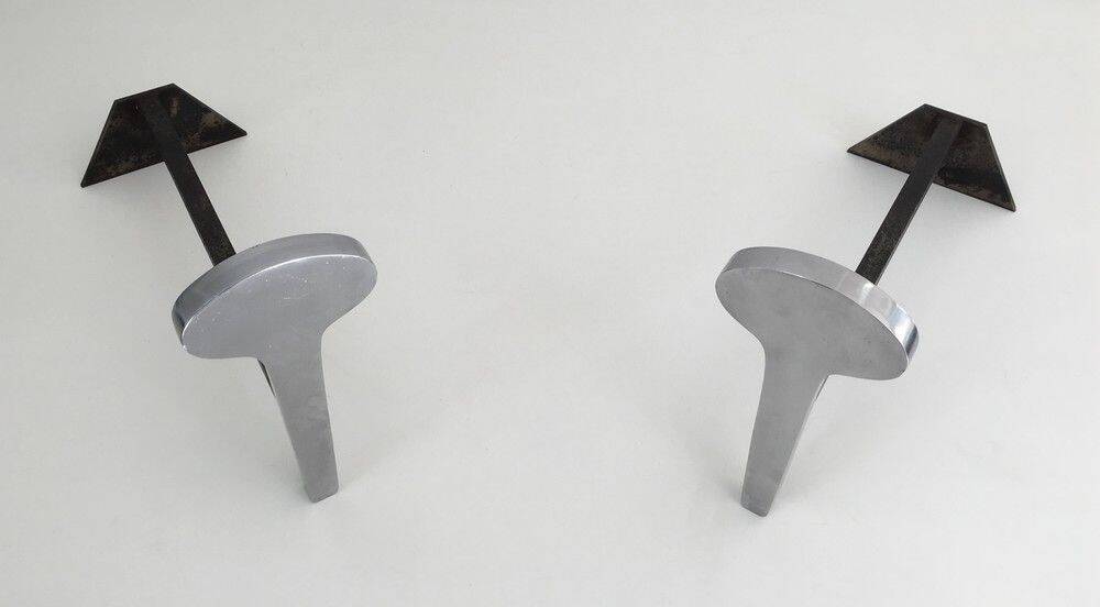 Paire de chenets modernistes en acier chromé et fer forgé