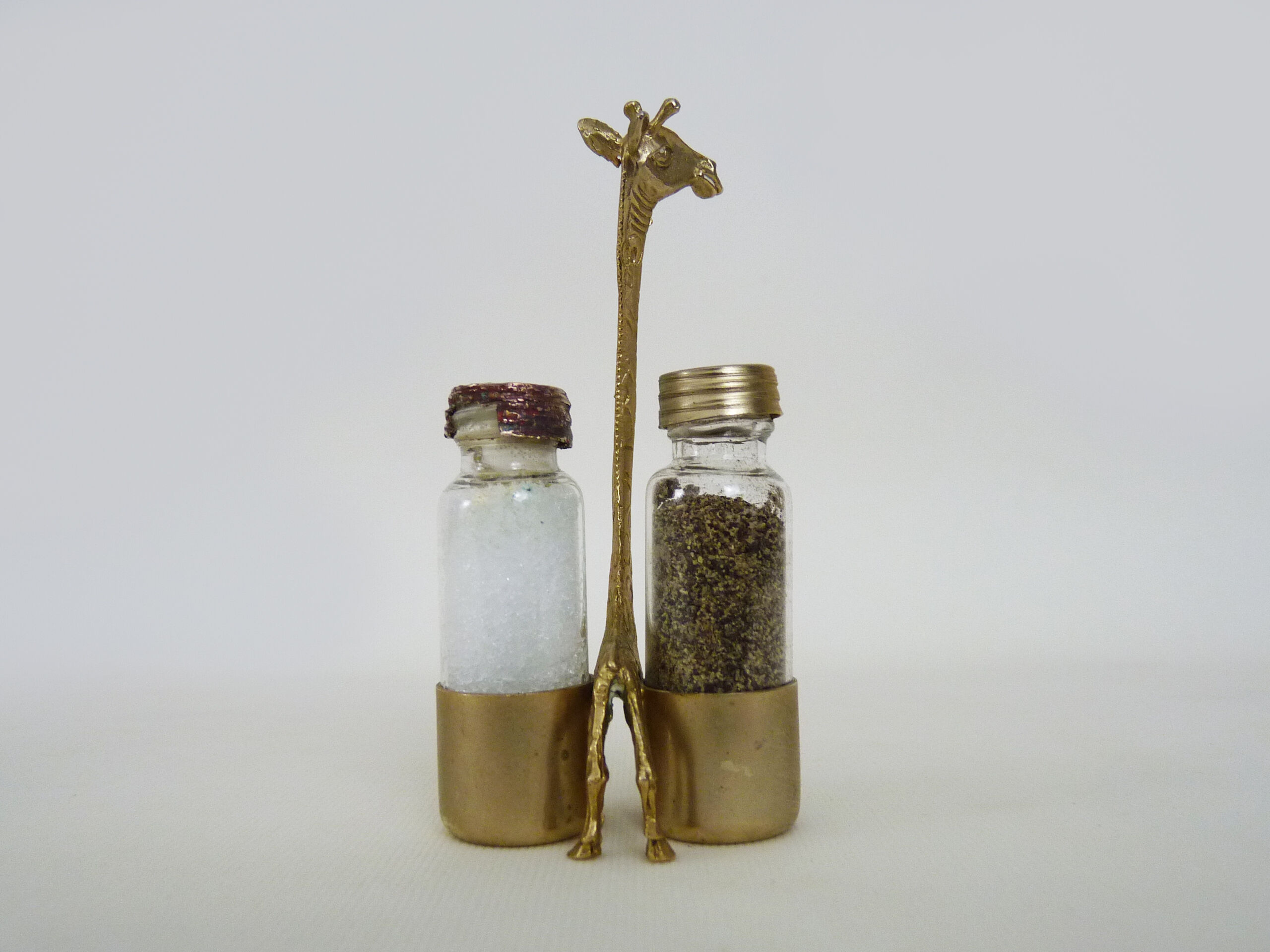 Salt and pepper maker support giraffe year 40 50