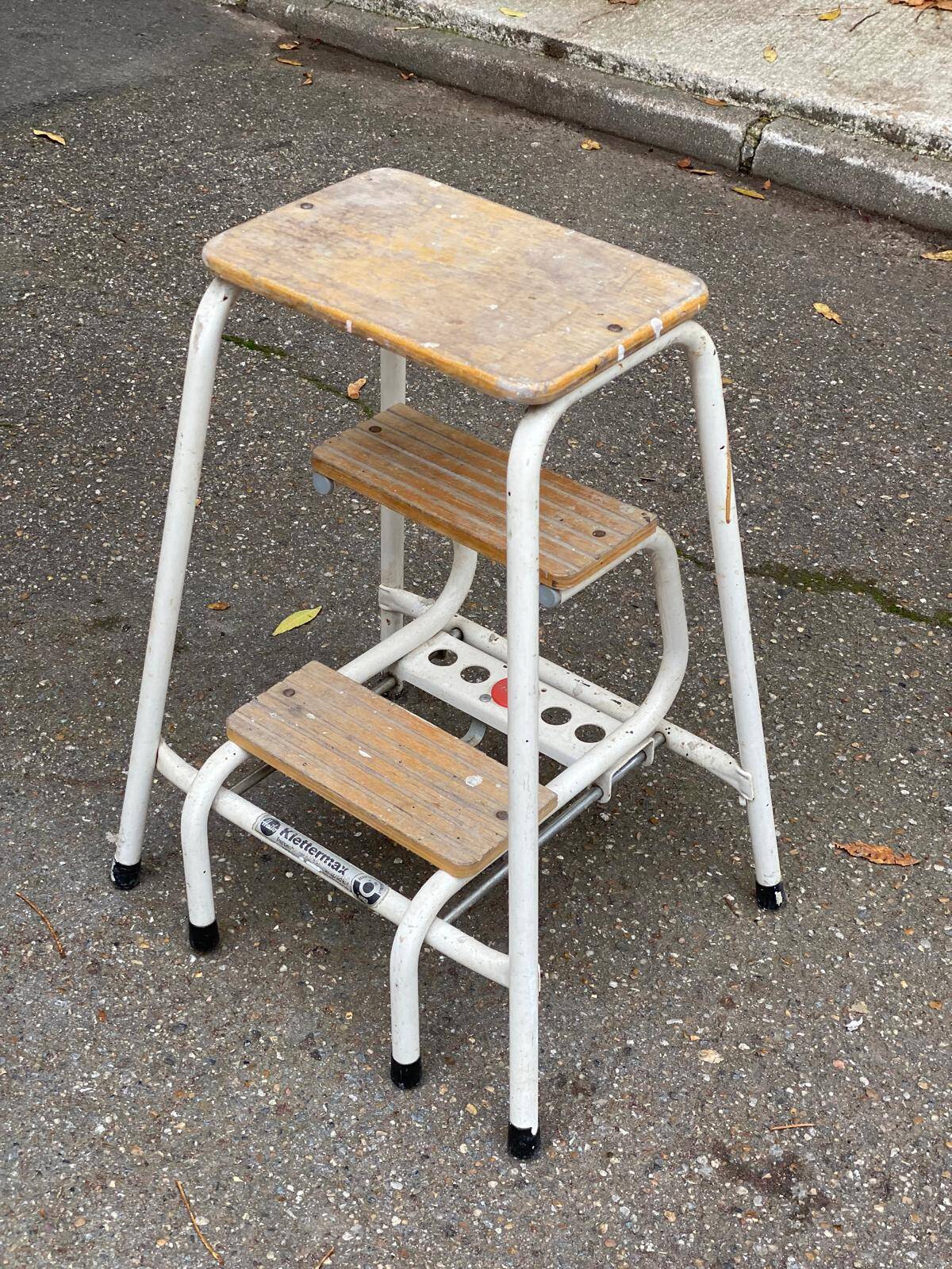 Folding step stool in solid wood and white steel