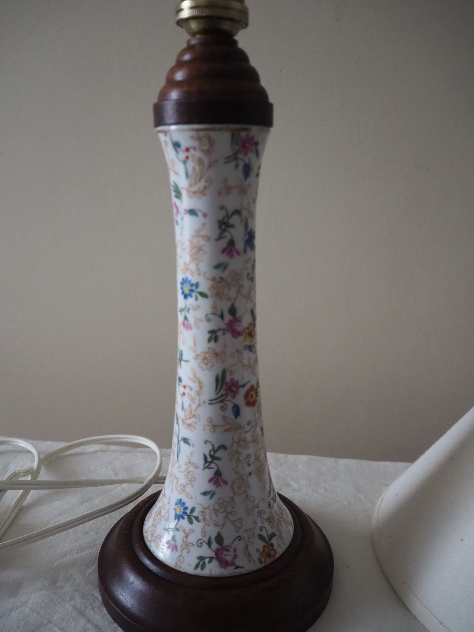 Lampe à poser de table de chevet d’appoint en faïence et socle en bois