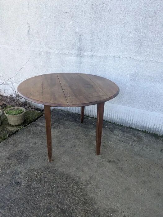Folding round table