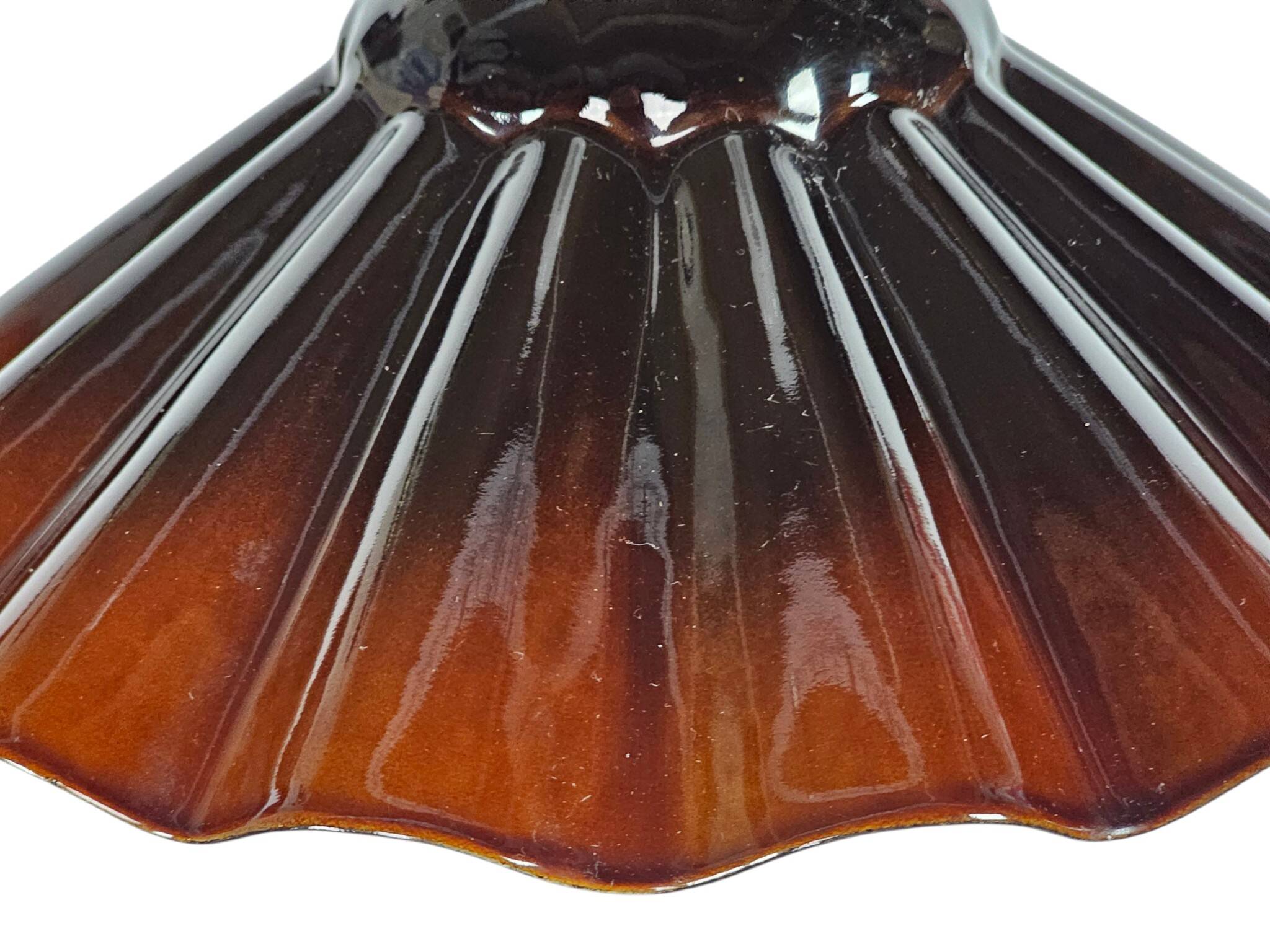Vrieland Design – enamel – metal – scalloped edge – red/brown – 1970s