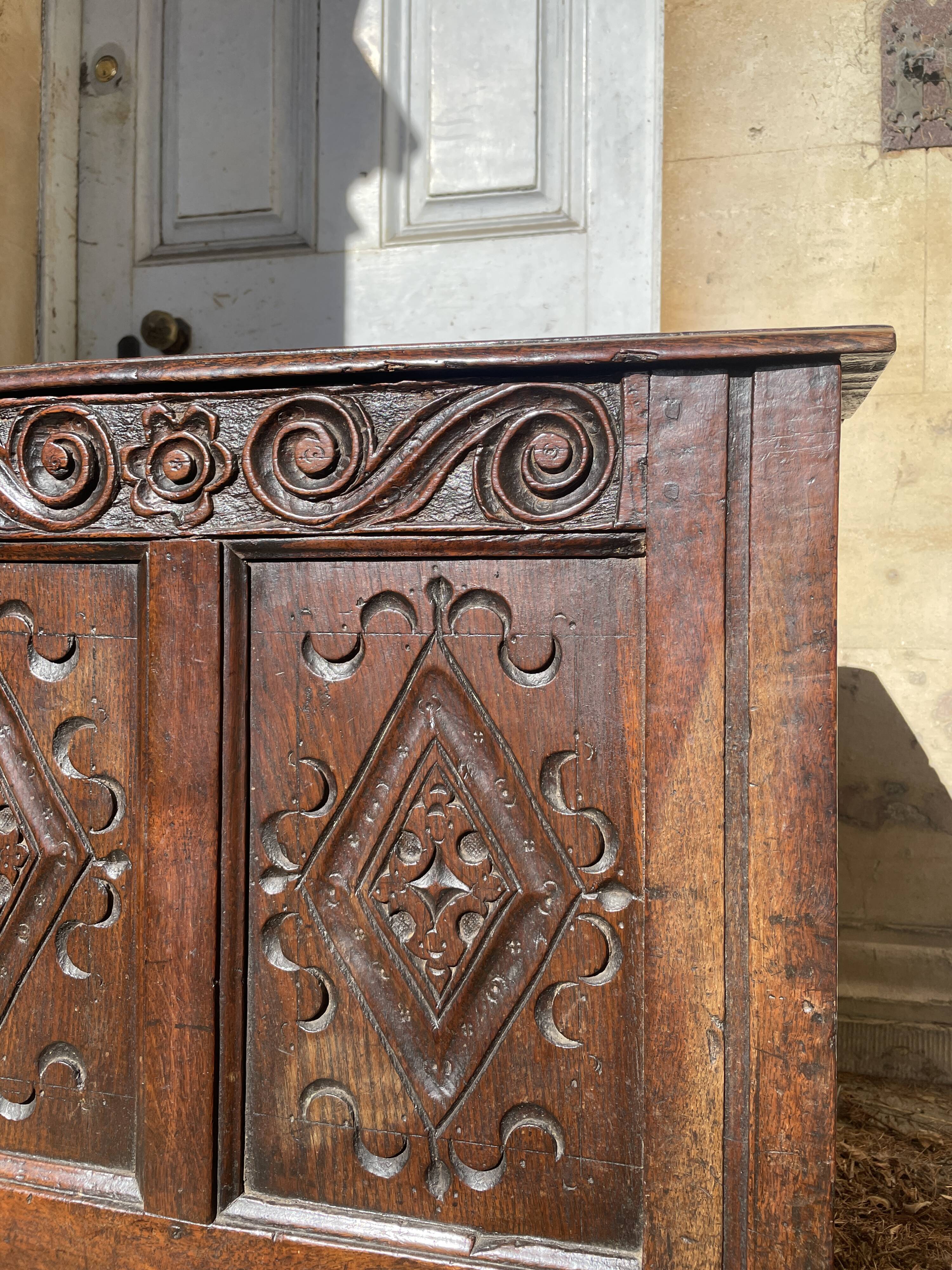 Grand coffre en chêne sculpté du 17ème siècle / coffre à couvertures vernaculaire