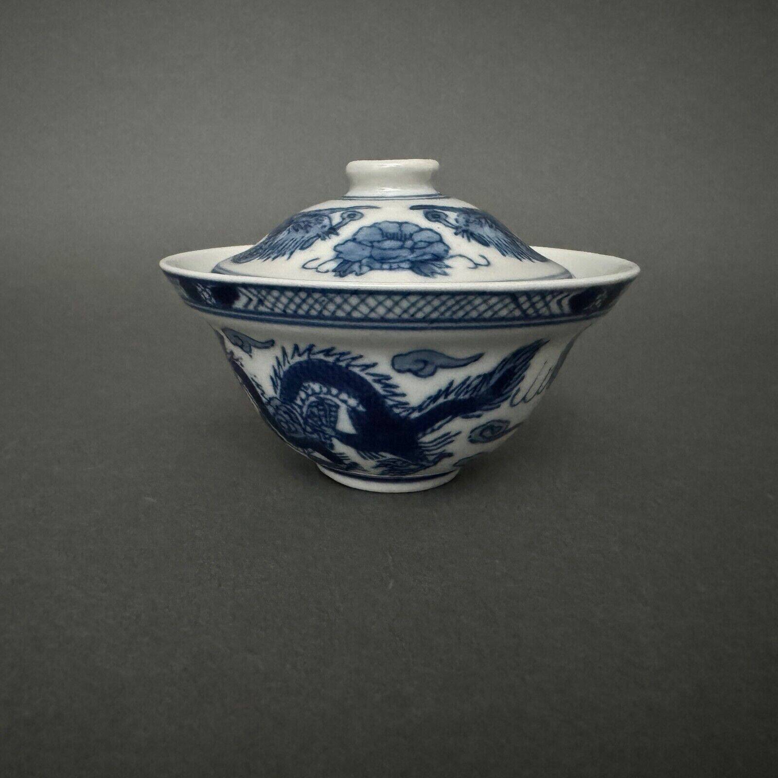 Porcelain bowl with its lid China dragon decoration late 19th century