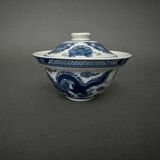 Porcelain bowl with its lid China dragon decoration late 19th century