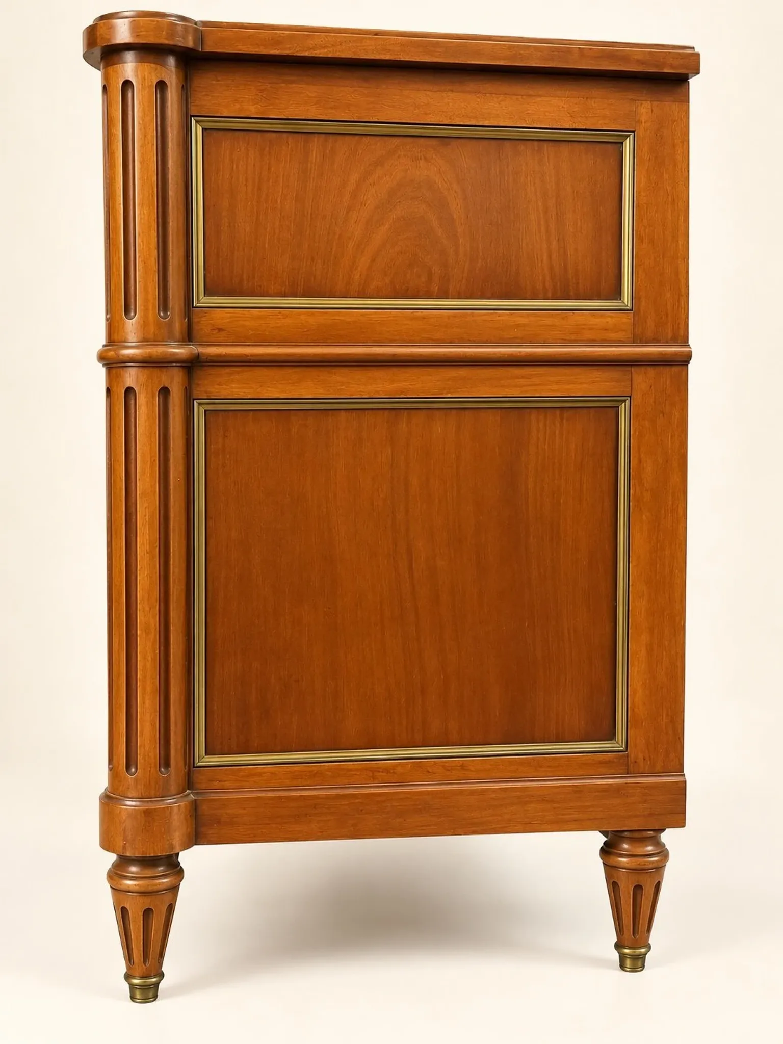 Louis XVI style commode – Solid mahogany – Brass inlays – Late 19th century