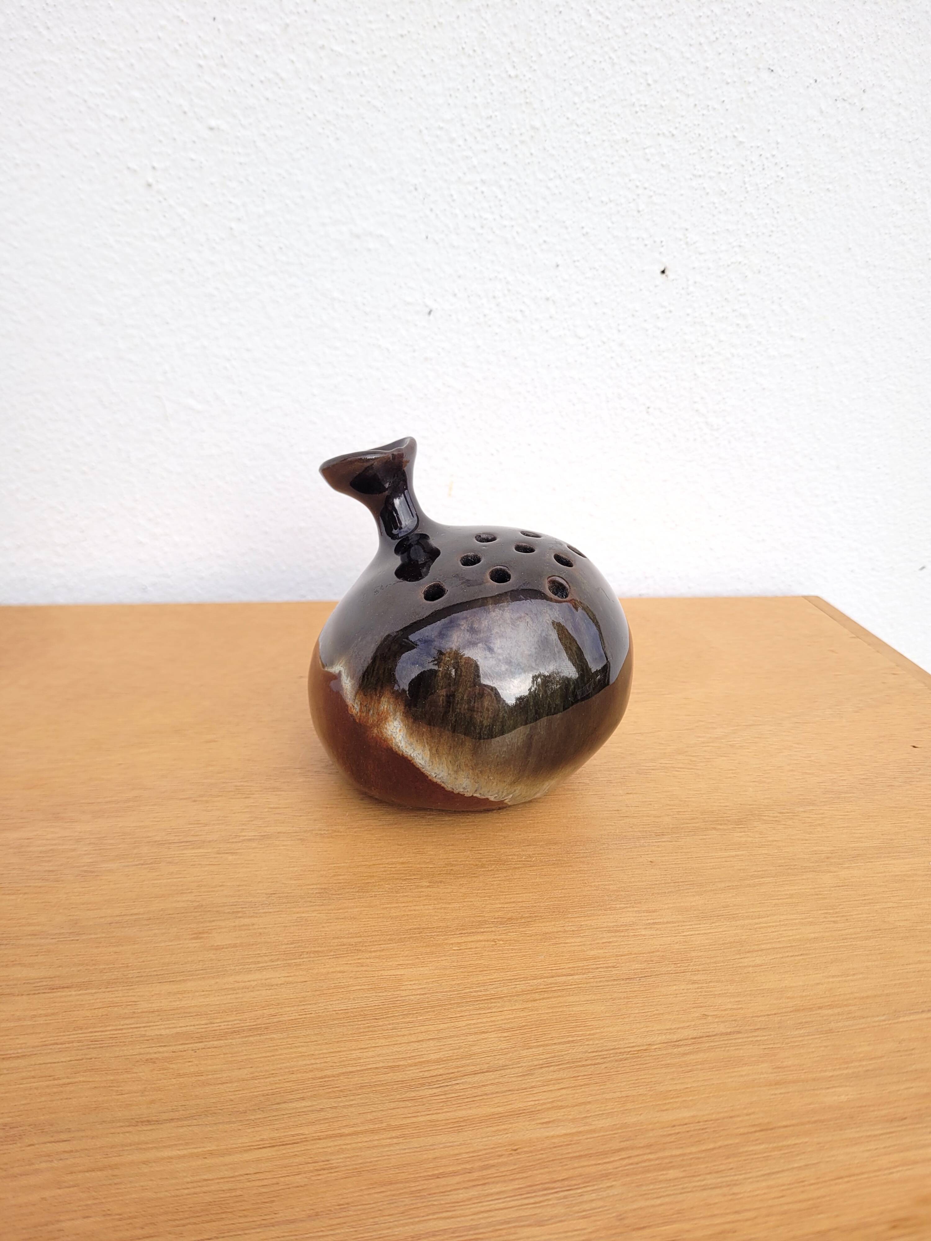 E. Eussa ceramic flower pick