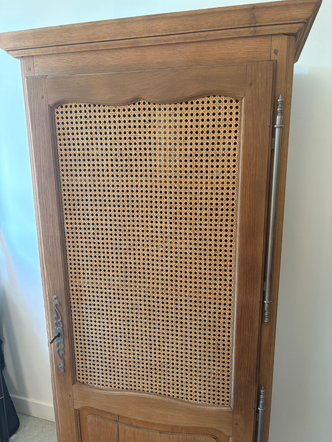 Cane-work oak bonnetière