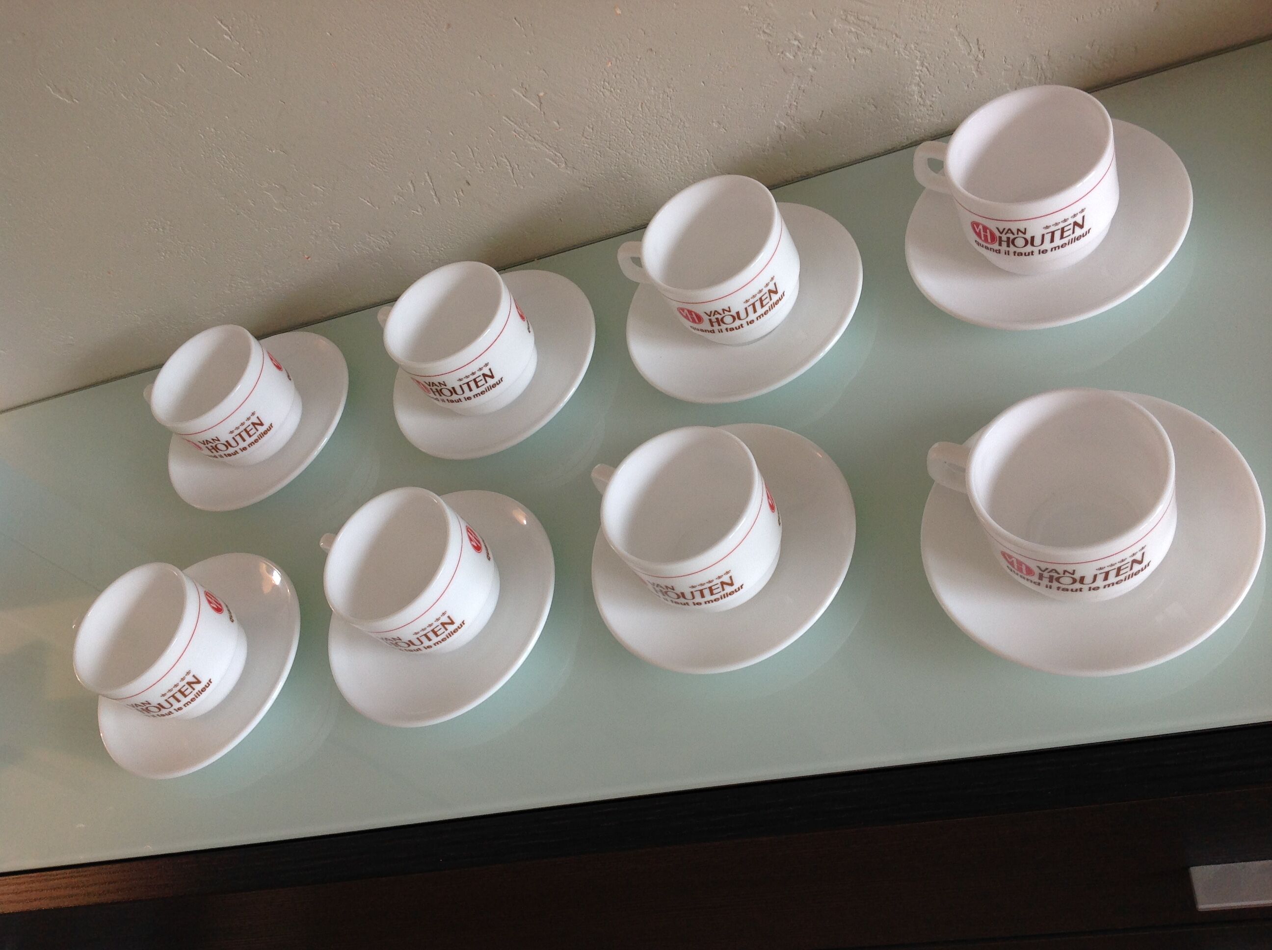 Suite de huit tasses à chocolat Van Houten en Arcopal / vintage années 70