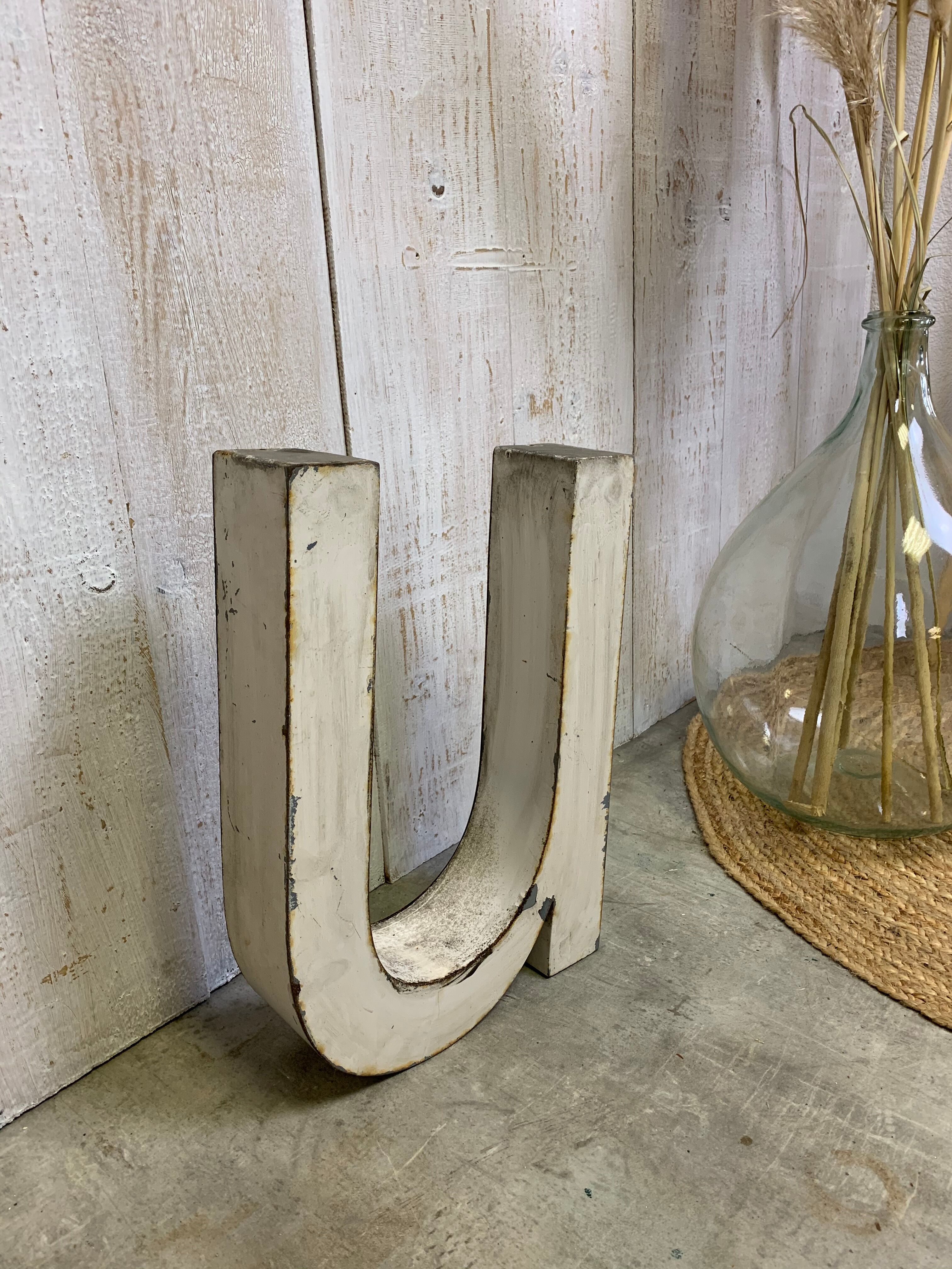 Sign letter "U" or "N"