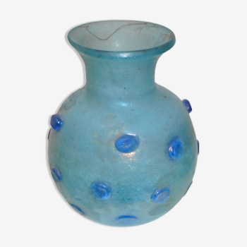Vase bleuté en verre soufflé orné de cabochons
