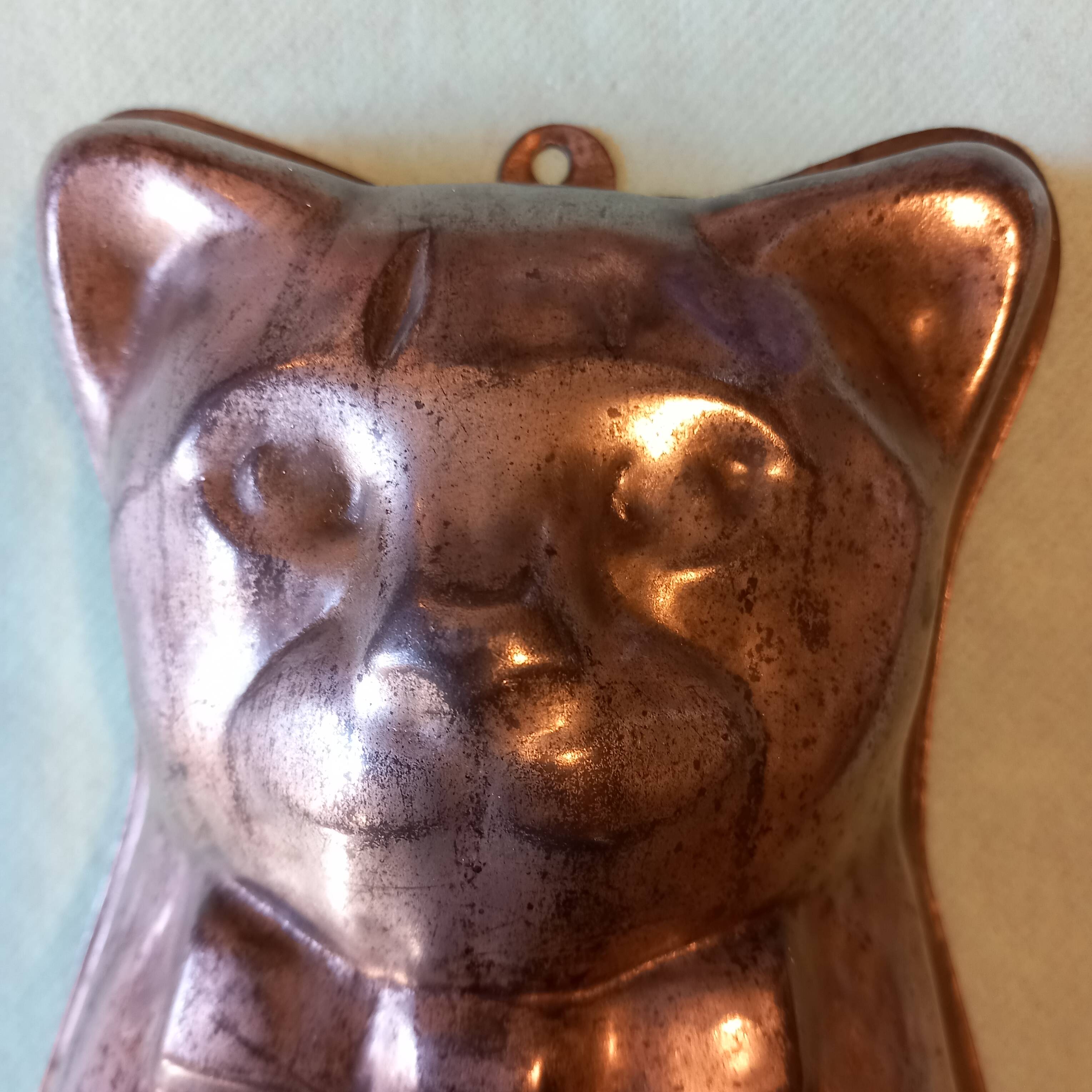 Cat shaped cake mold