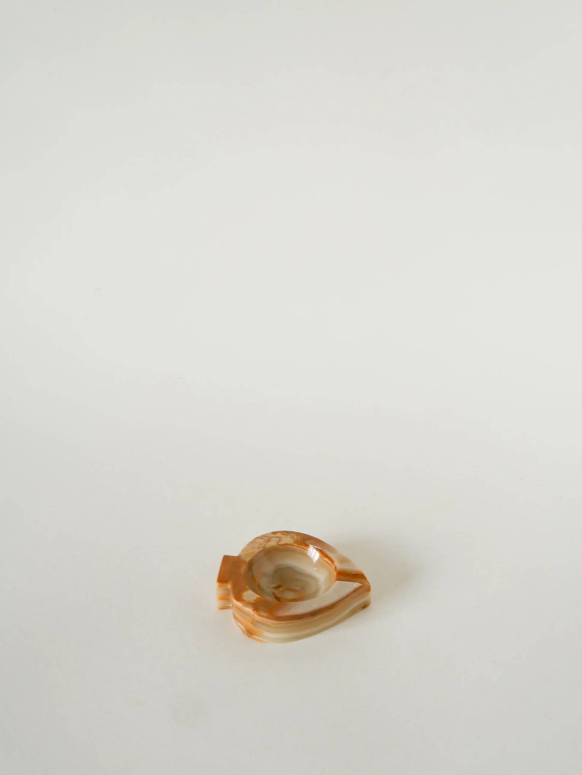 Vide-poche en albâtre, forme pique, beige et marron, 1970