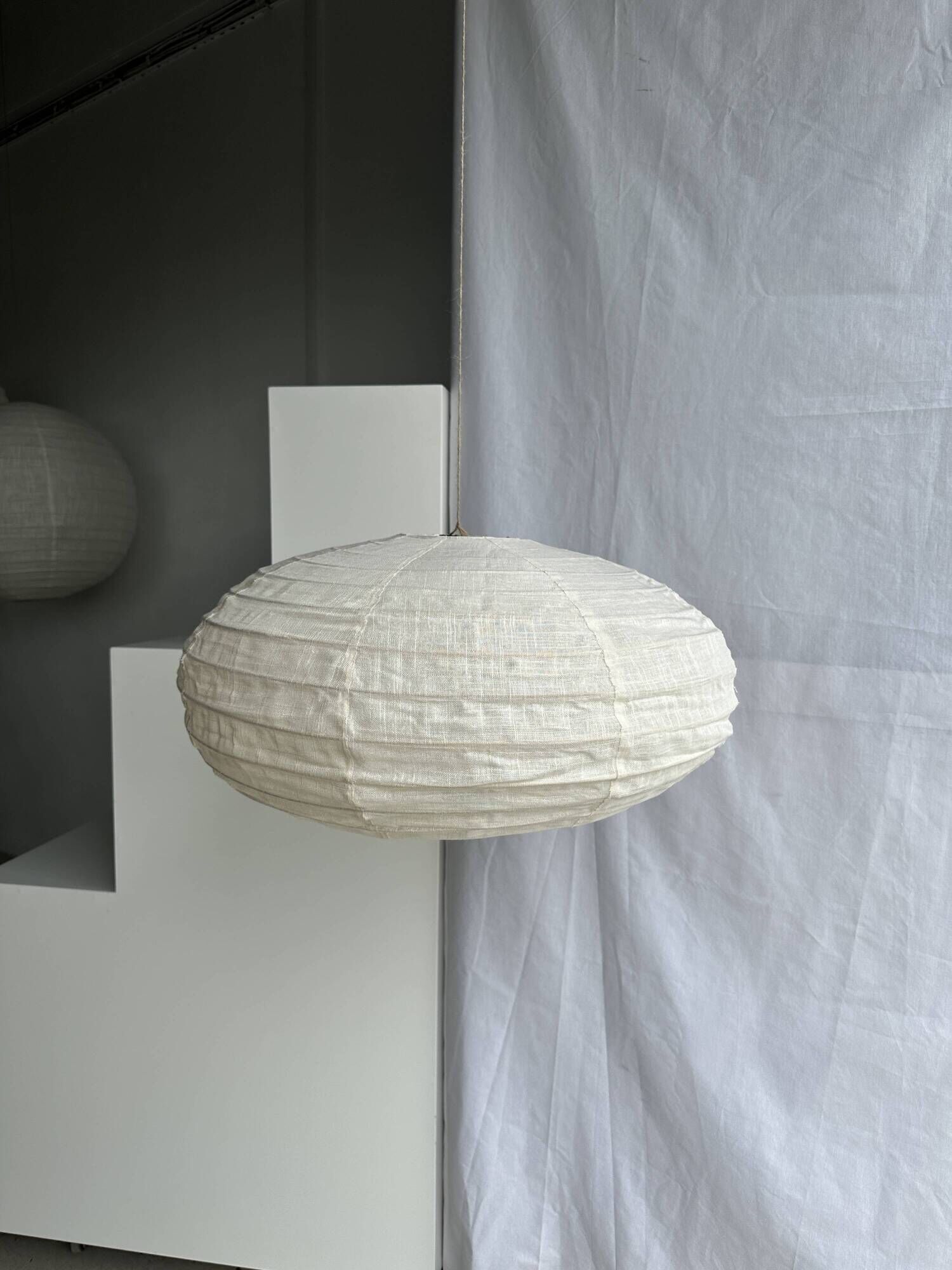 Large oval flat Japanese-style suspension in rattan and natural linen H35 D60.