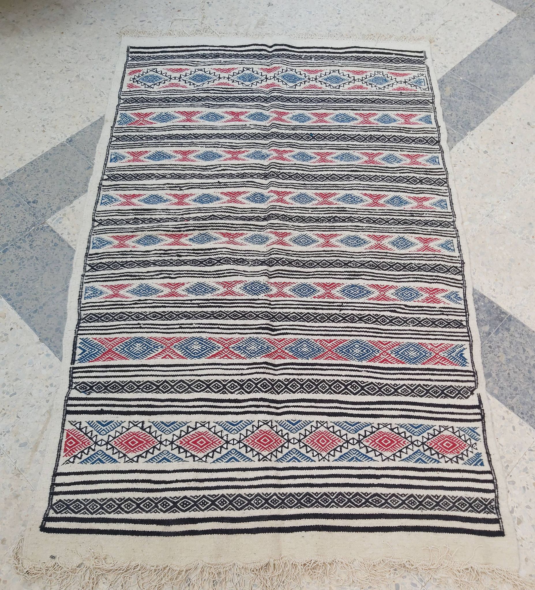 Tapis blanc à motifs multicolores fait main 200x110cm