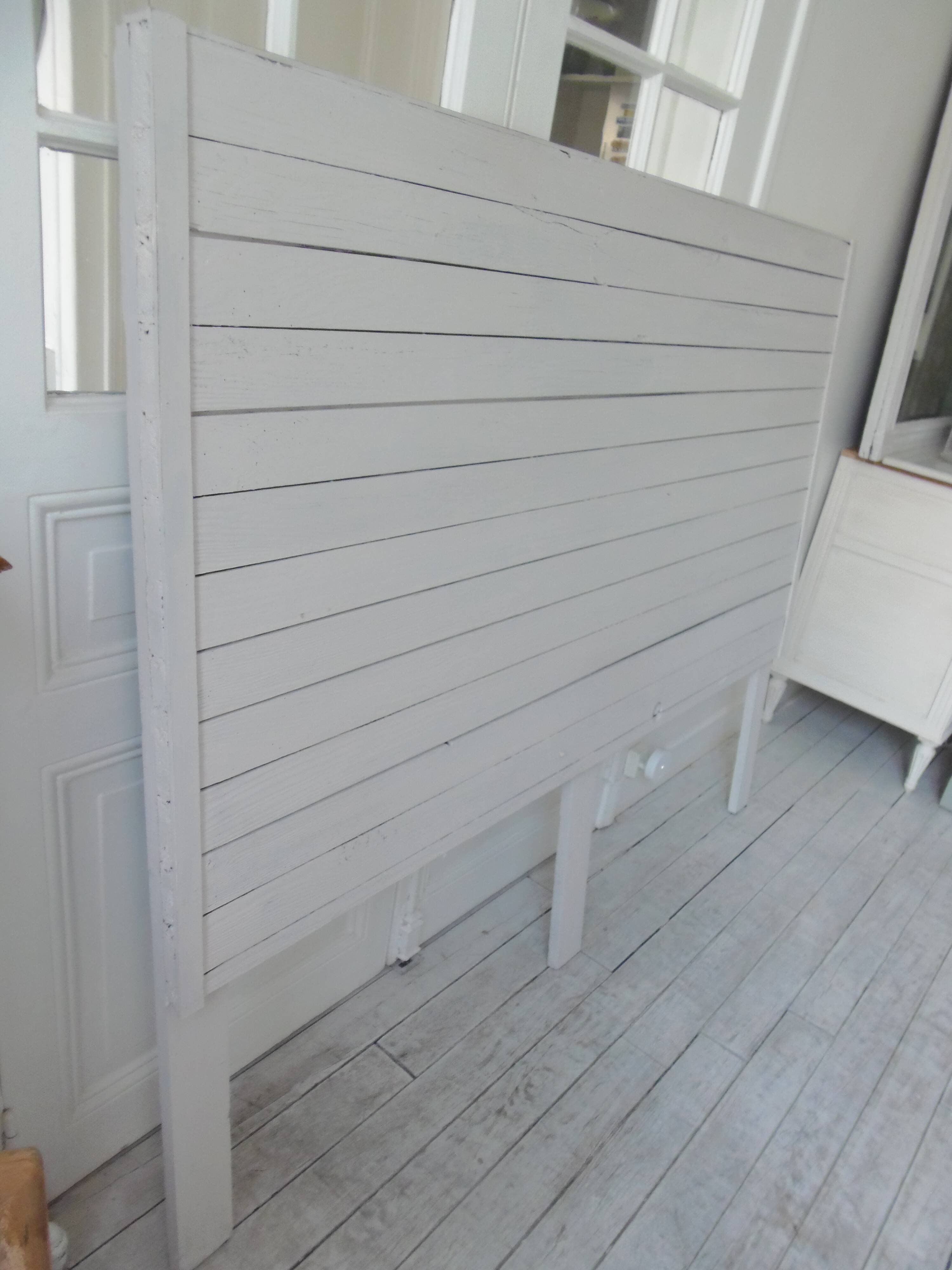 Headboard of 160 made with aged wood in pearl grey patina.