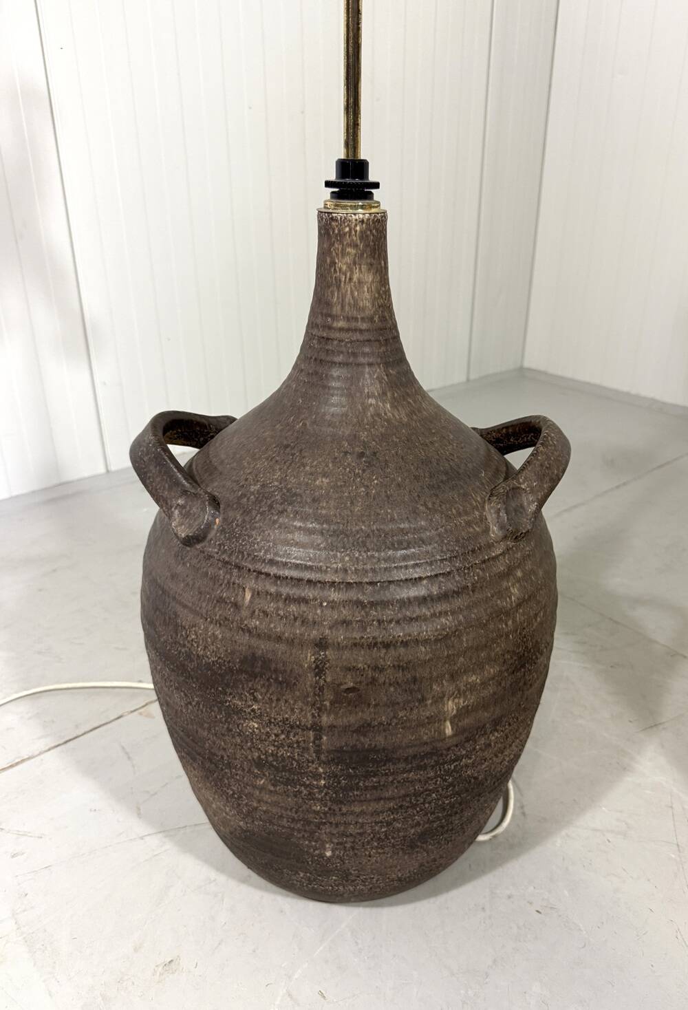 Grand lampadaire amphore en poterie avec abat-jour en rotin des années 1960