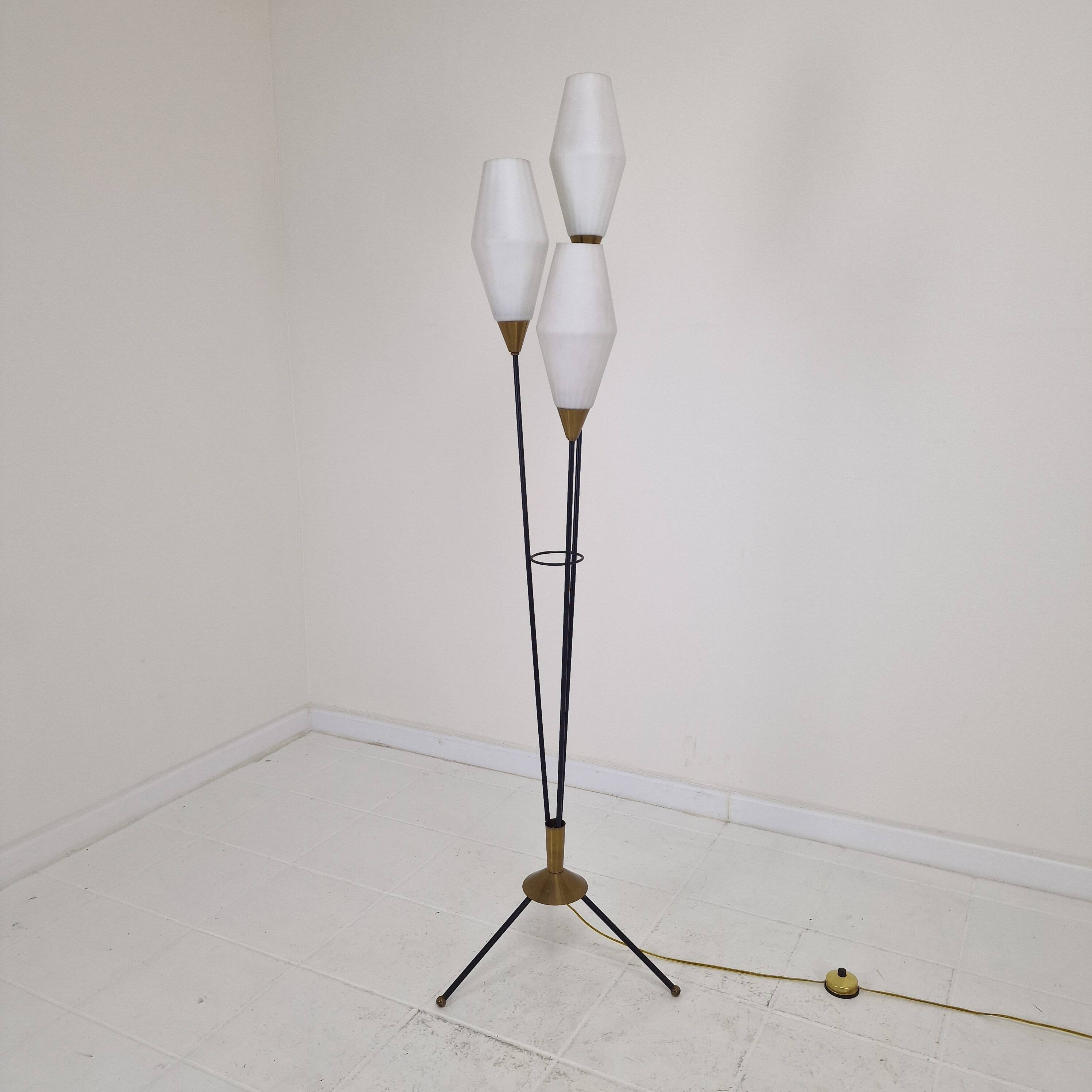 Lampadaire trépied en verre opalin et laiton, Italie, années 1950