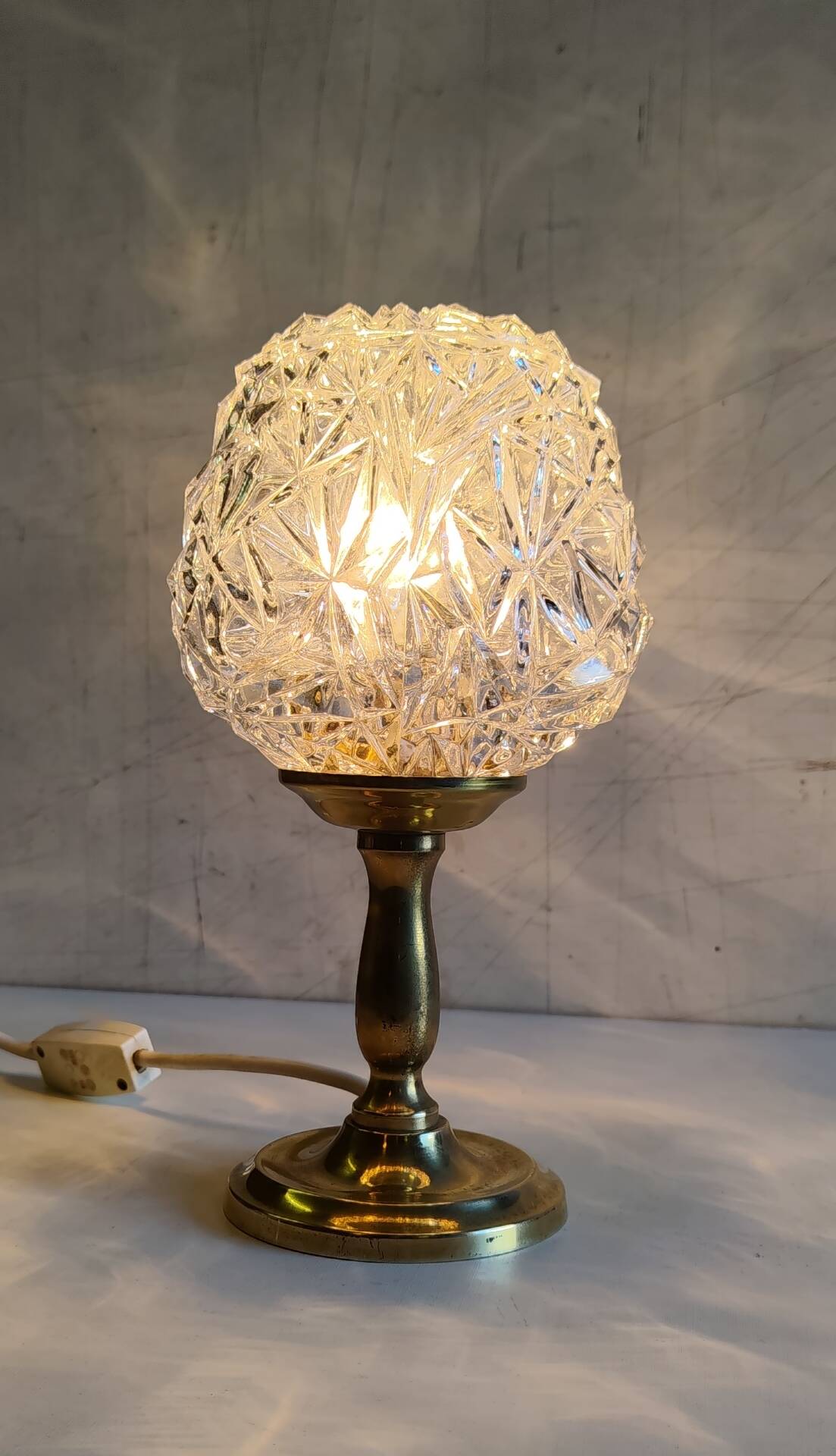 Lampe à poser en laiton doré et verre - mid.XXeme