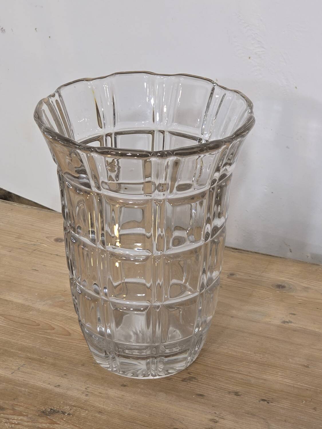 Large Art Deco vase in chiseled white crystal