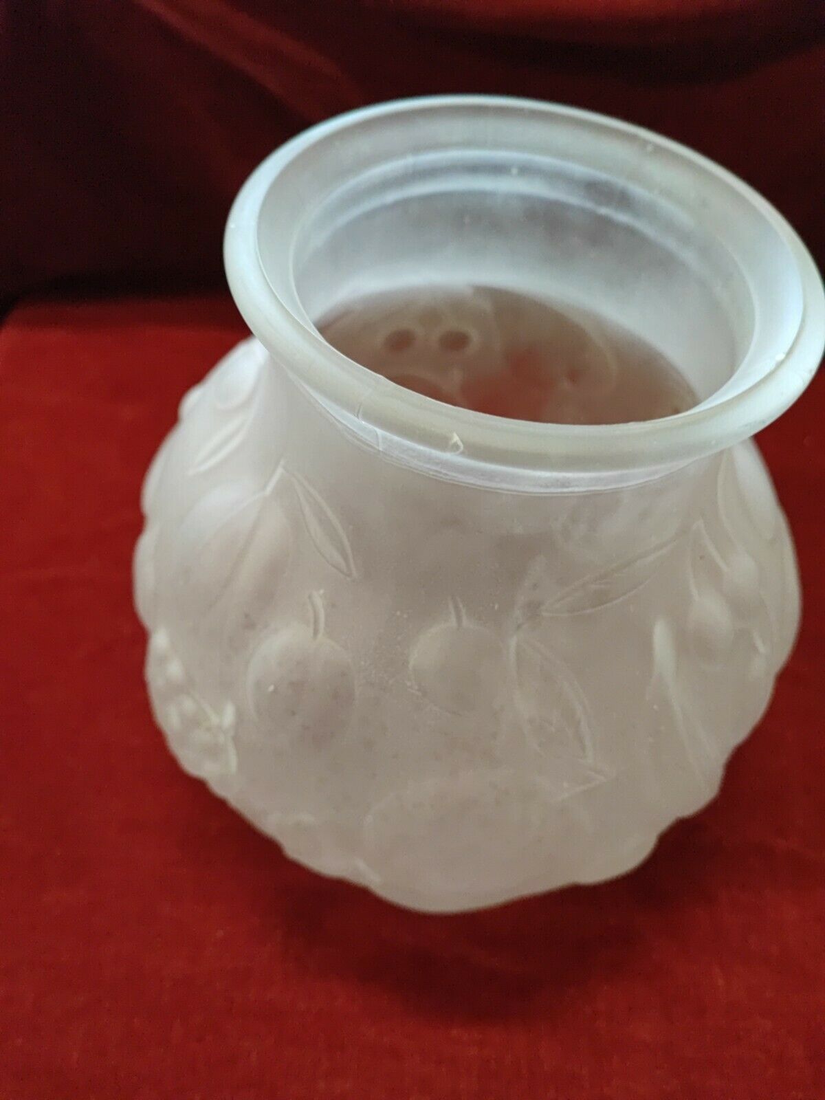 Vase en verre moulé décor de fruits