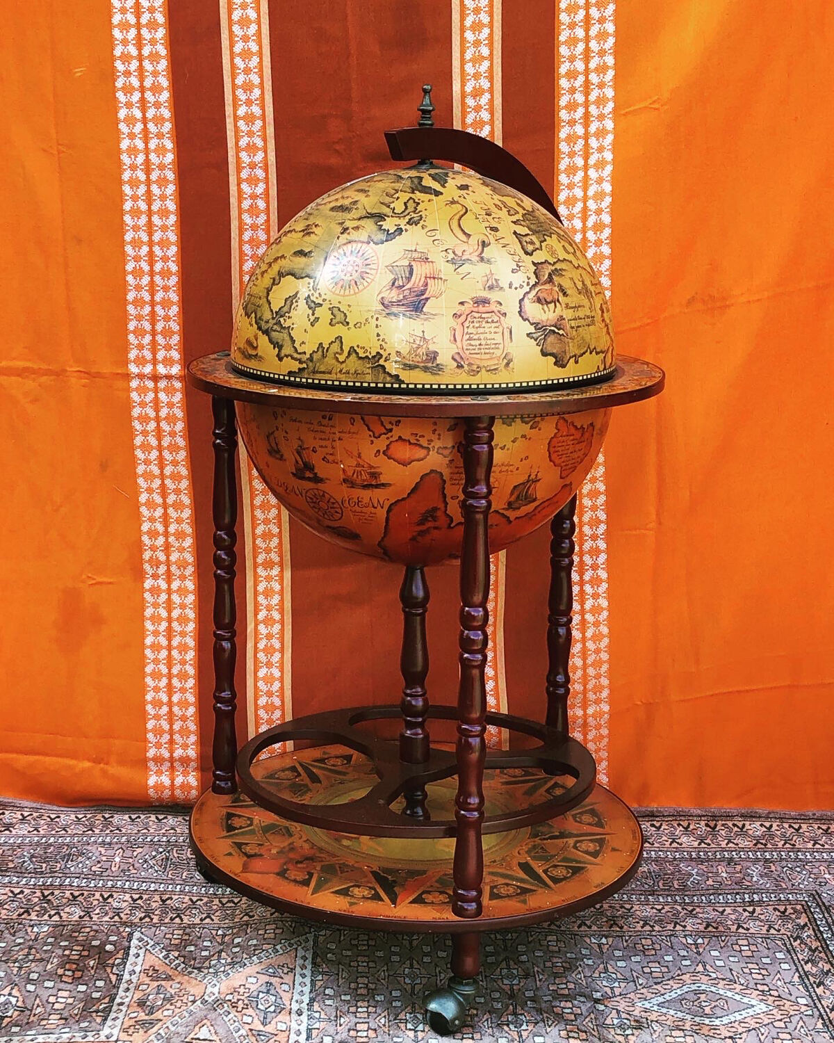 Globe terrestrial bar