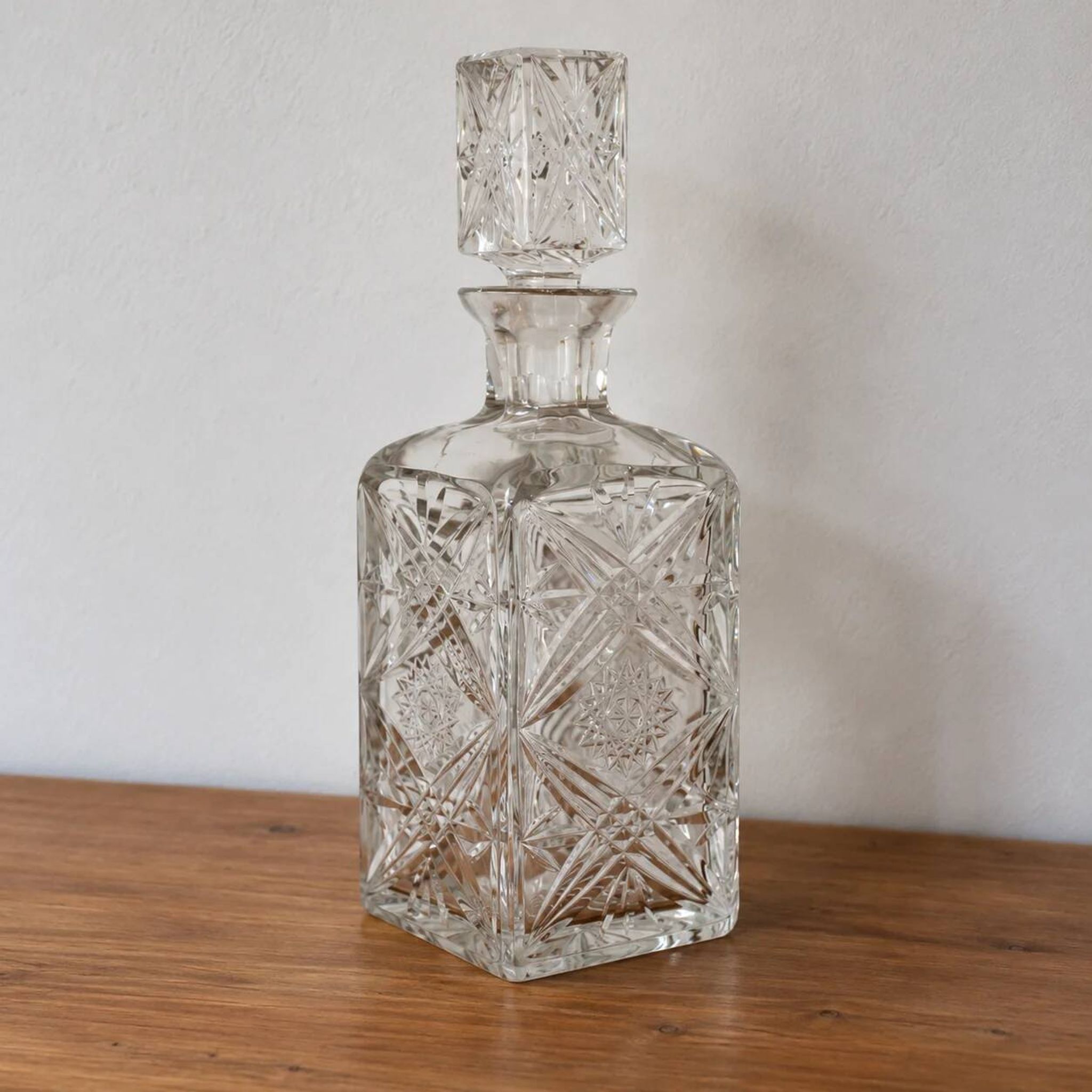 Carafe ancienne en verre taillé probablement en cristal – Motifs géométriques et bouchon assorti