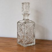 Carafe ancienne en verre taillé probablement en cristal – Motifs géométriques et bouchon assorti