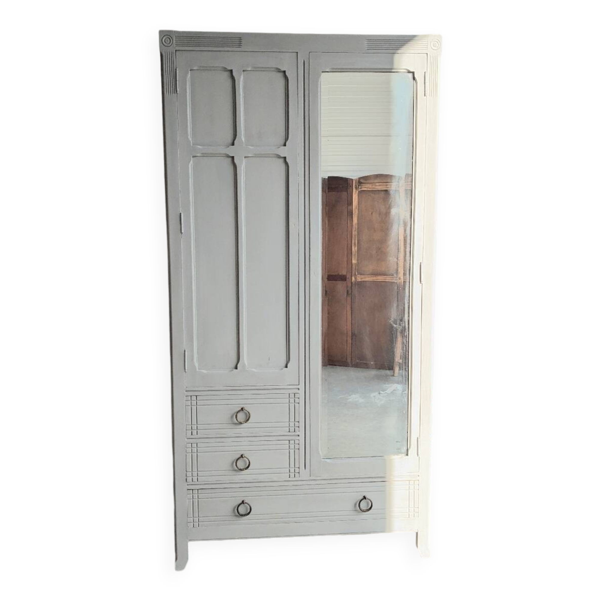 Armoire parisienne restaurée