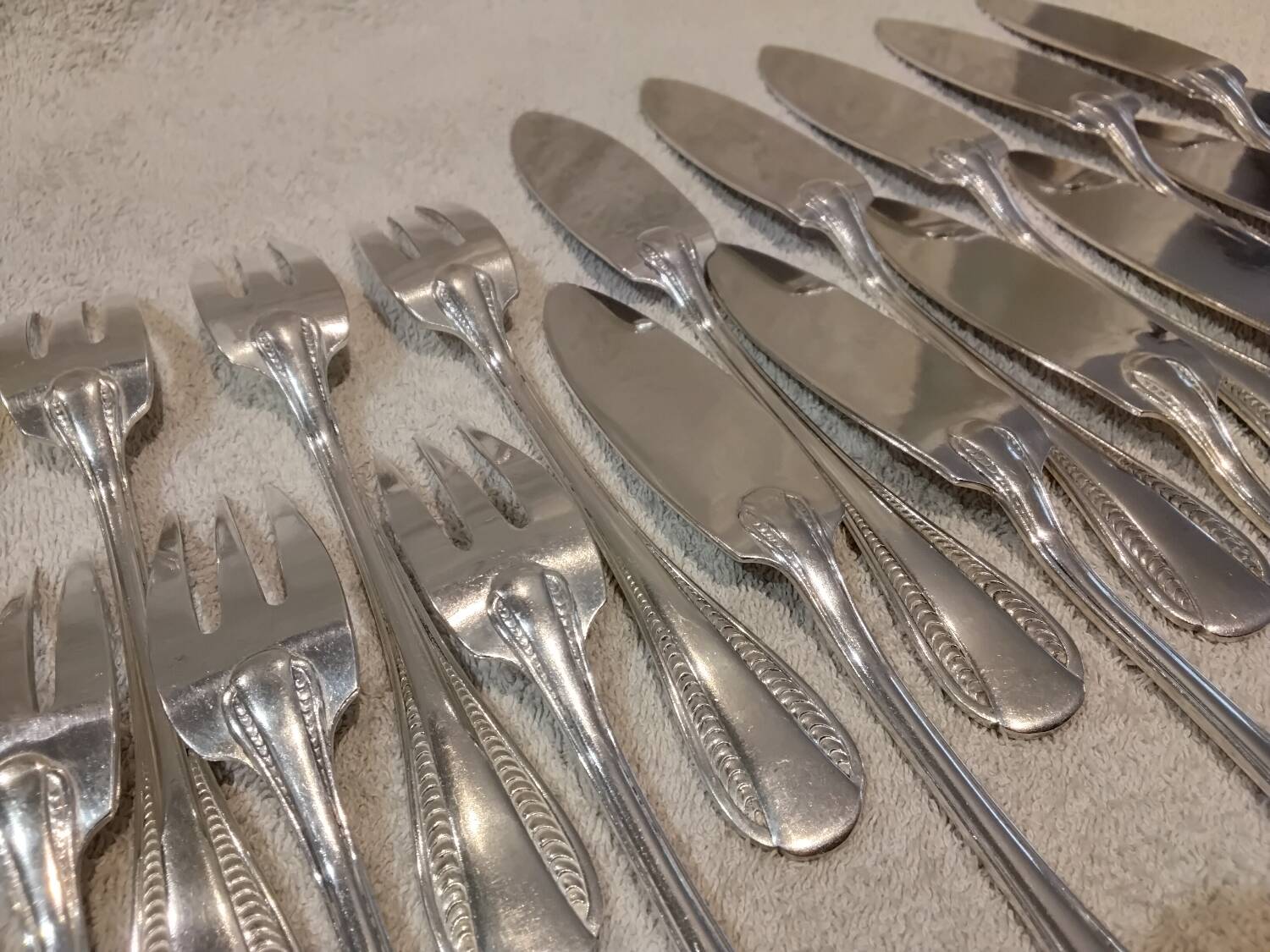 11 silver-plated fish forks and 11 fish knives by silversmith Ercuis Nil