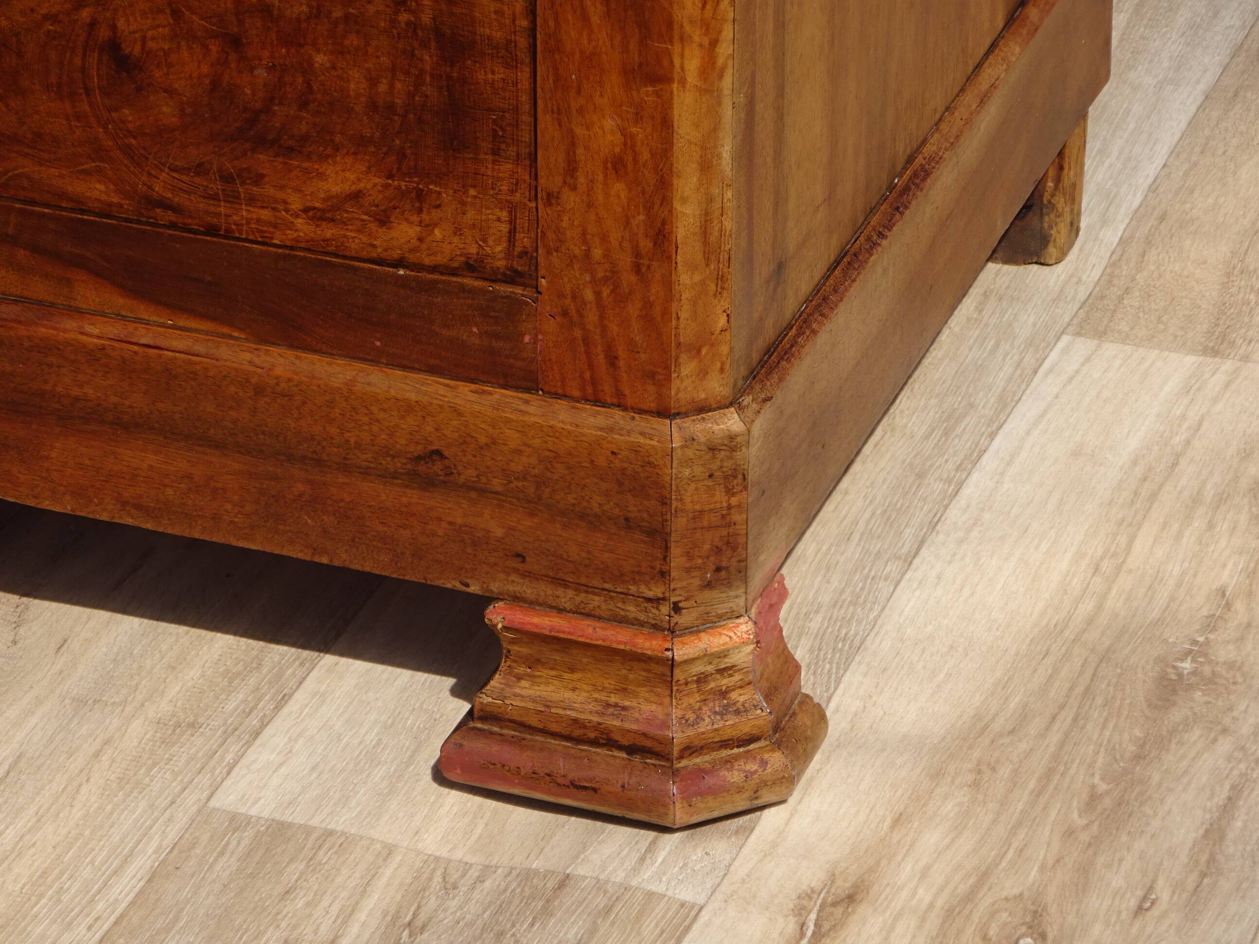 Commode en noyer de style et époque Louis Philippe