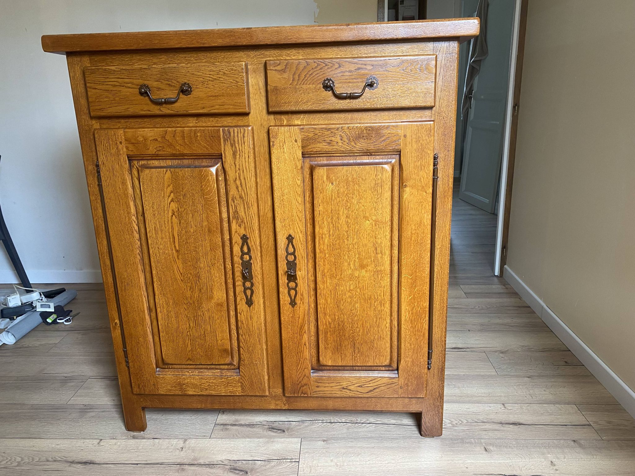 Artisanal buffet in solid oak, traditional assembly.