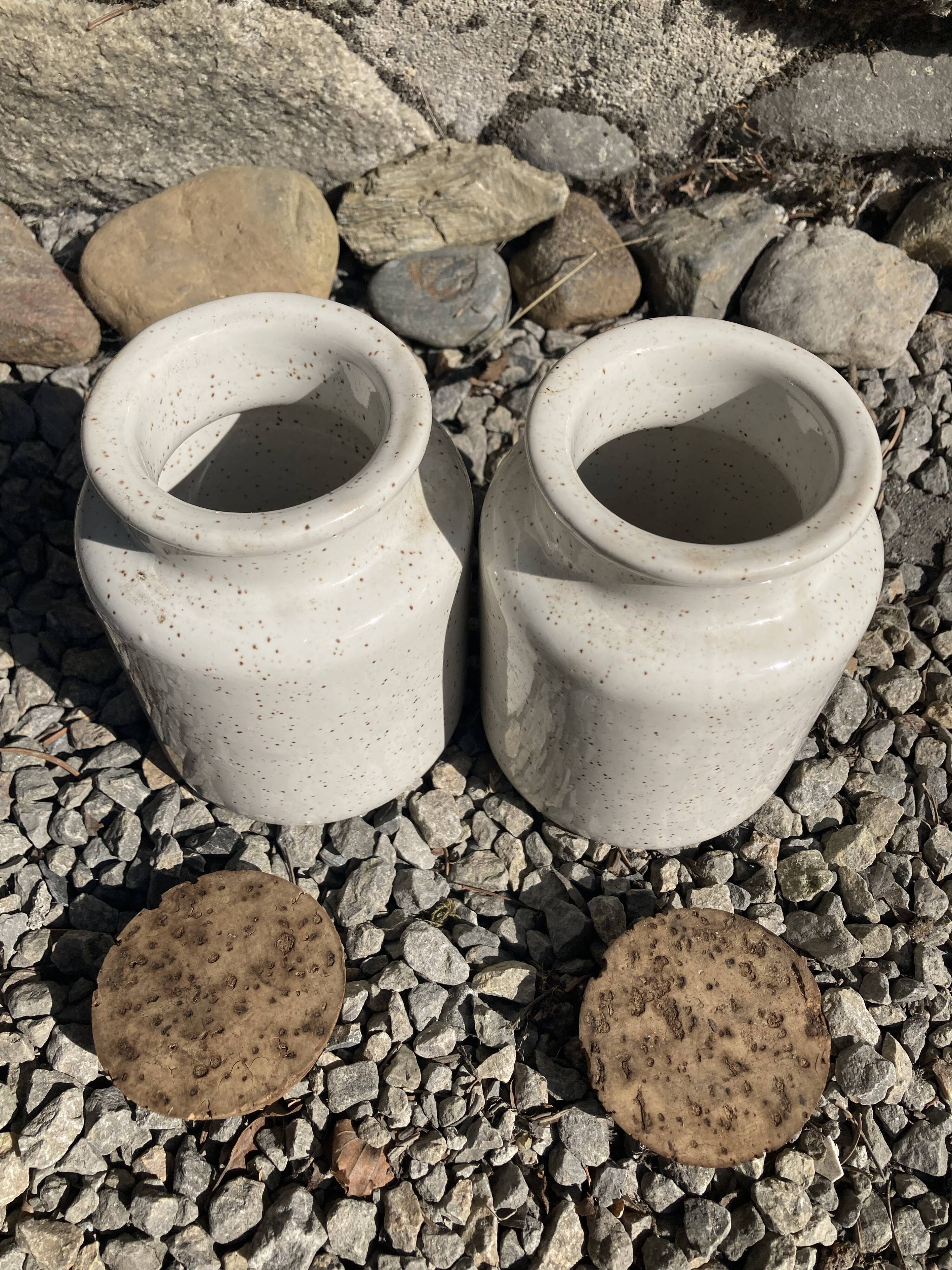 2 pots in speckled enamelled stoneware