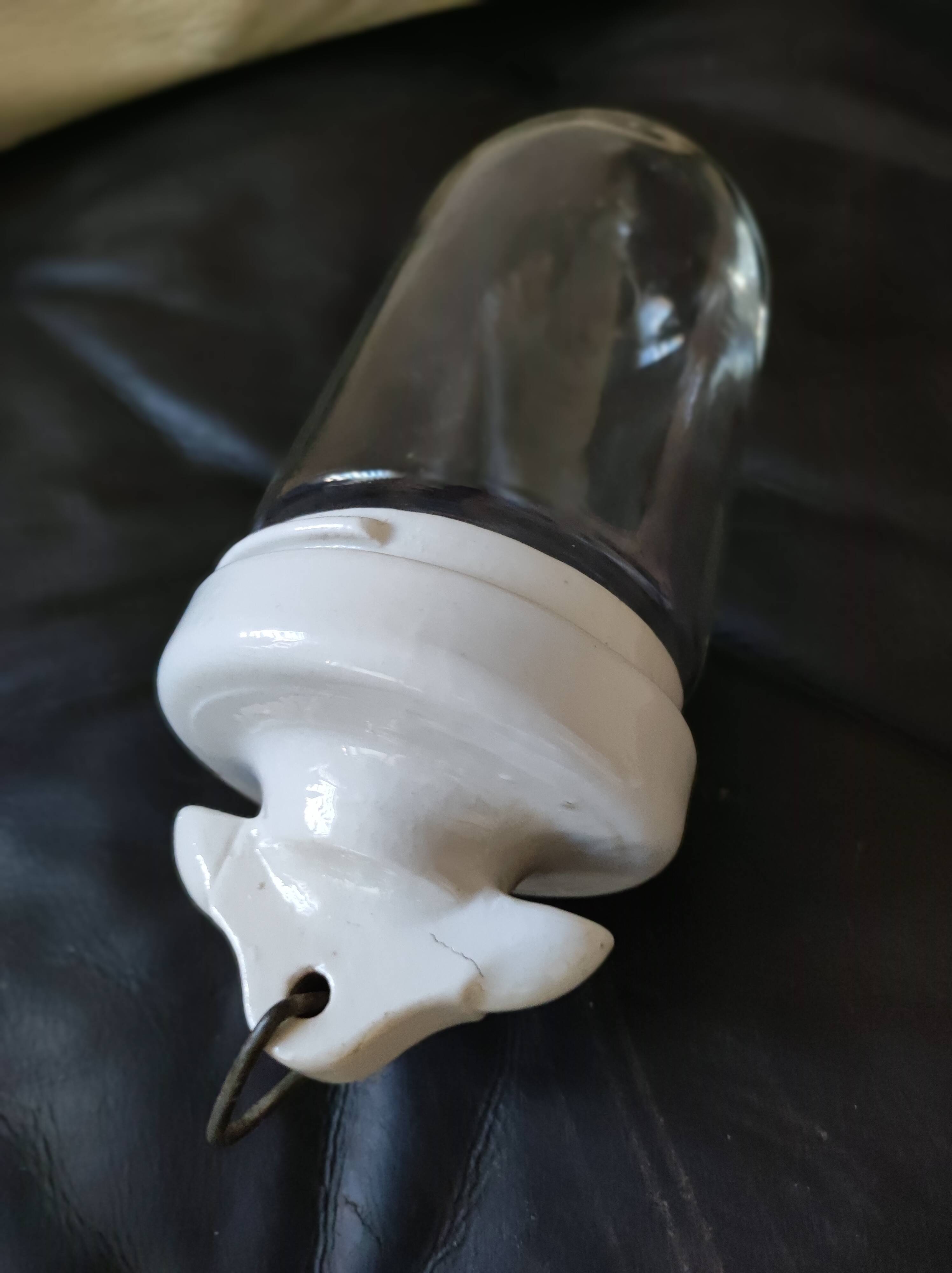 Lampe suspension céramique et bocal verre à tétine cour de ferme atelier