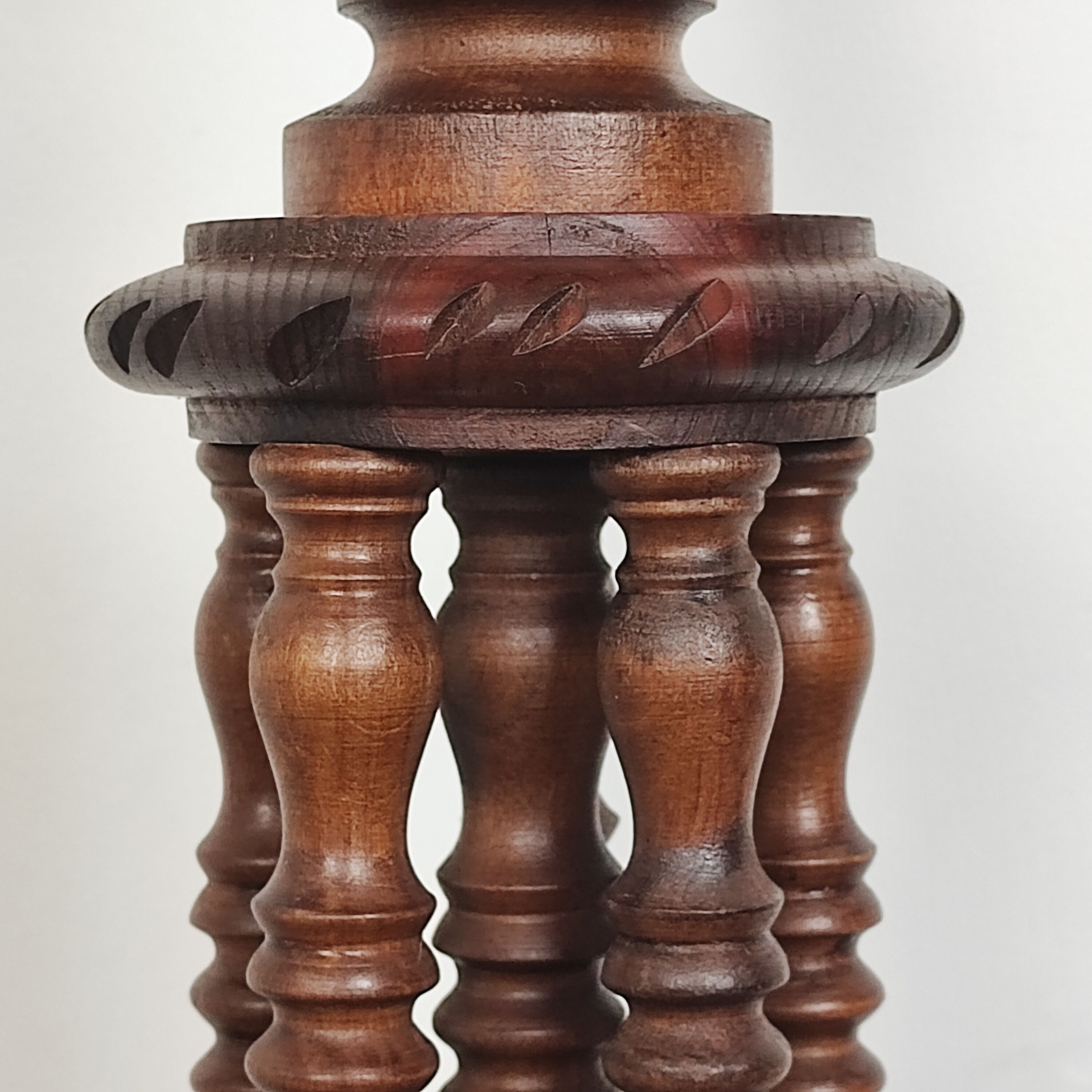 Lampadaire en bois tourné vintage