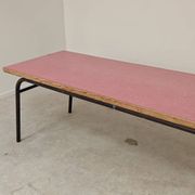 Table de réfectoire en formica rose et metal 1960