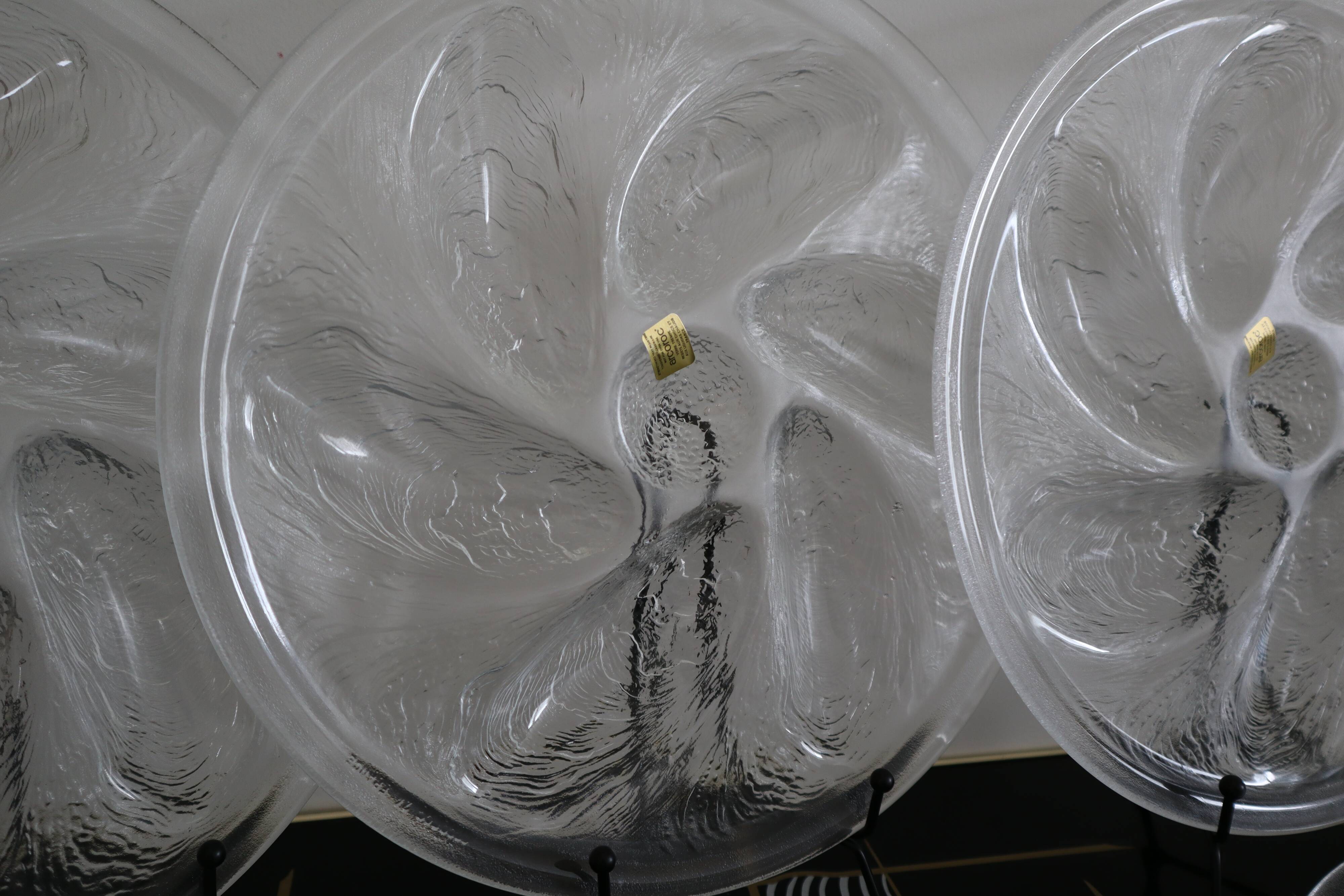 6 oyster plates and its 6 embossed glass forks, 1970s