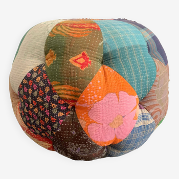 Pouf tapissé en sari ancien