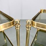 Paire de tables d'appoint ou de chevet en laiton et verre fumé, années 1970