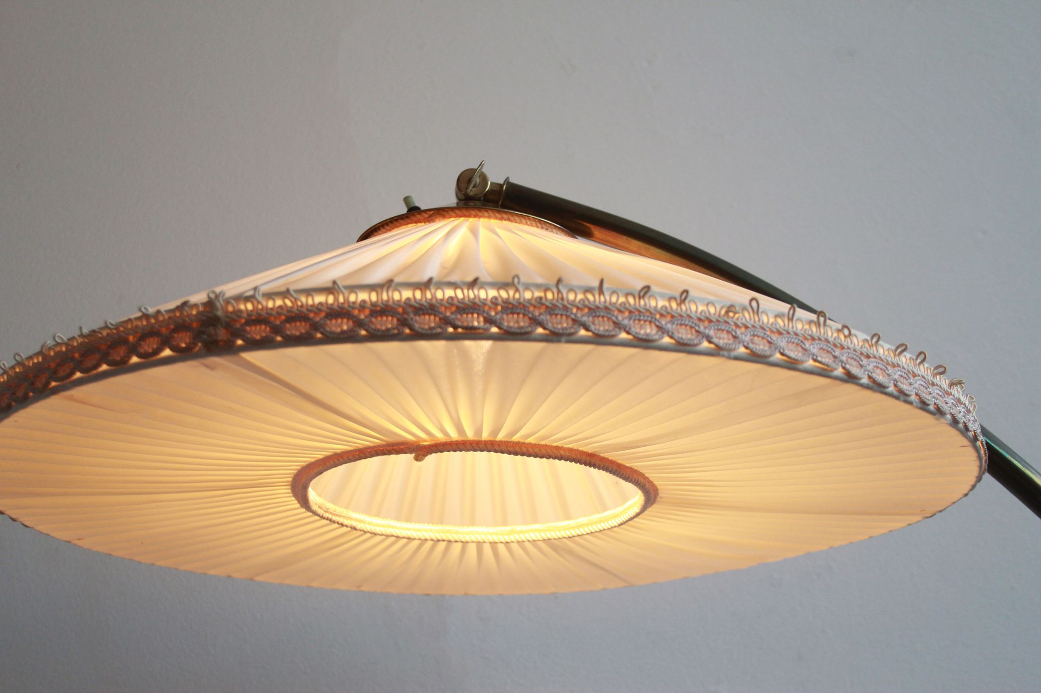 Lampadaire des années 1950 en laiton avec abat-jour plisée