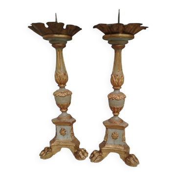 Pair of antique candlesticks in carved wood with acanthus leaf decoration