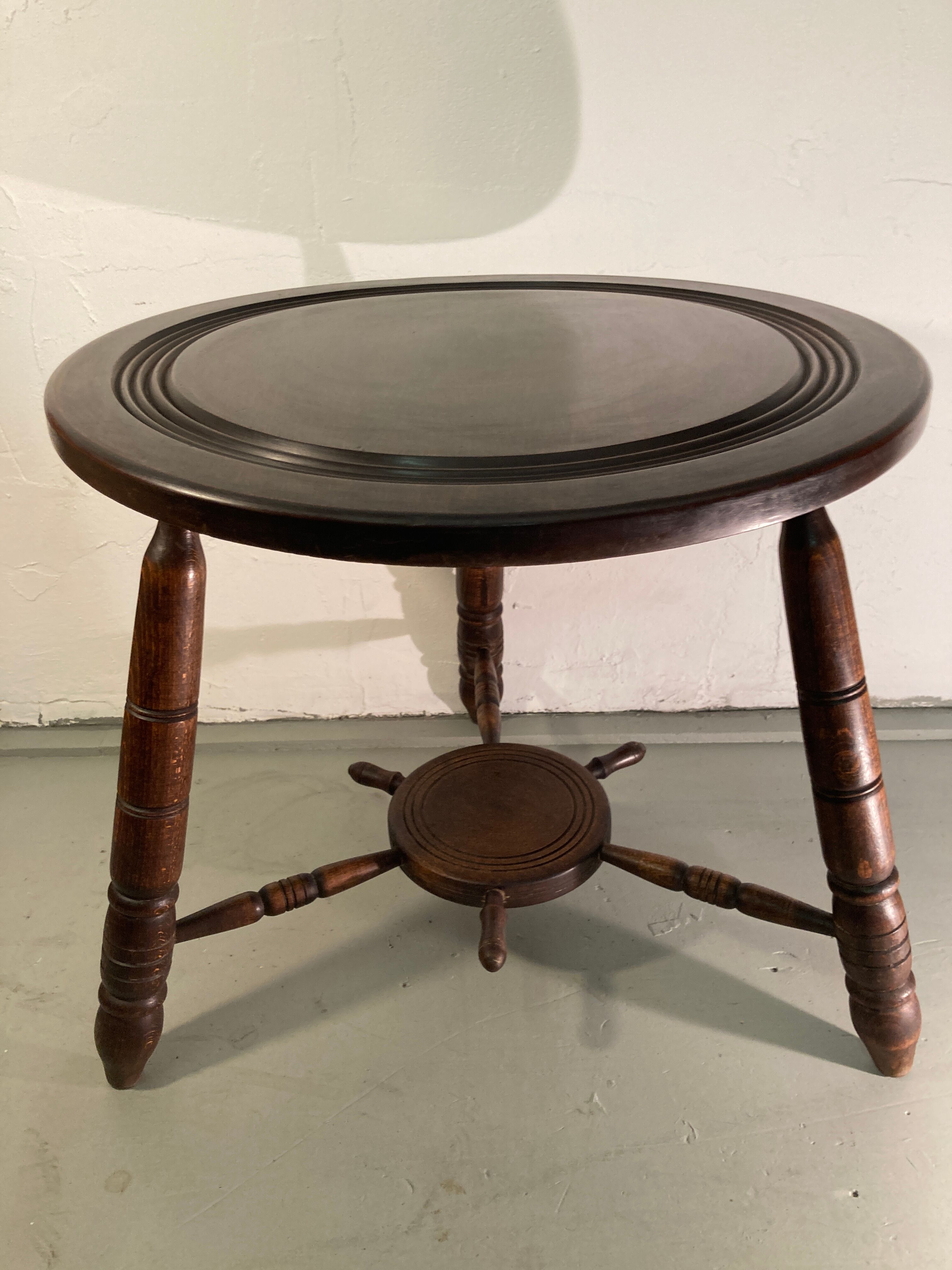 Table basse moderniste en bois tourné, années 1950