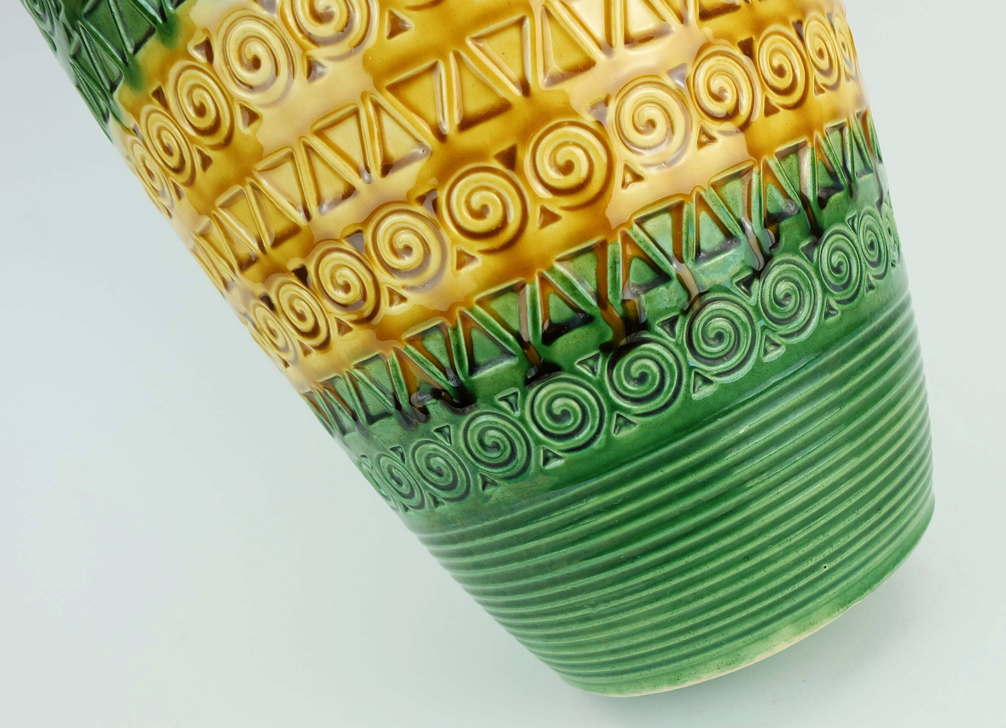 Vase de sol en céramique verte ocre à motif en relief des années 1960, modèle l1142-50