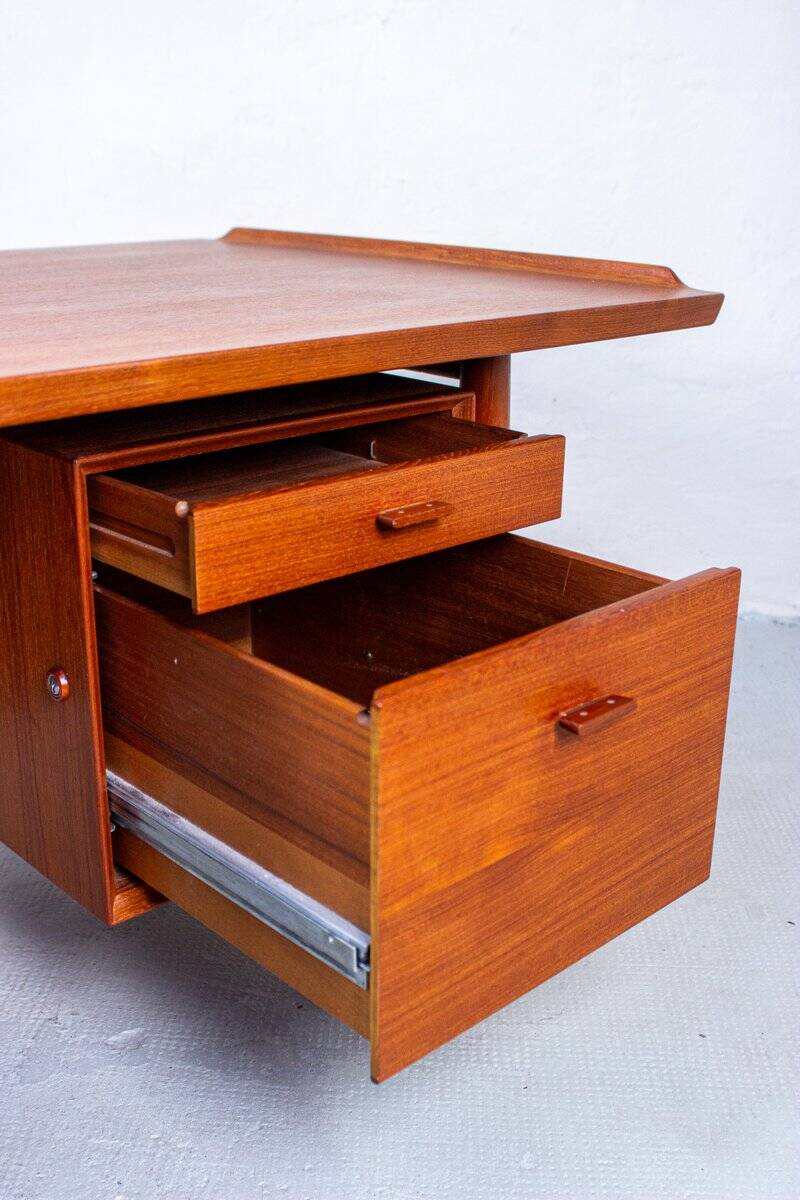 Danish mid-century desk model 207 in teak by Arne Vodder for Sibast, 1960s.