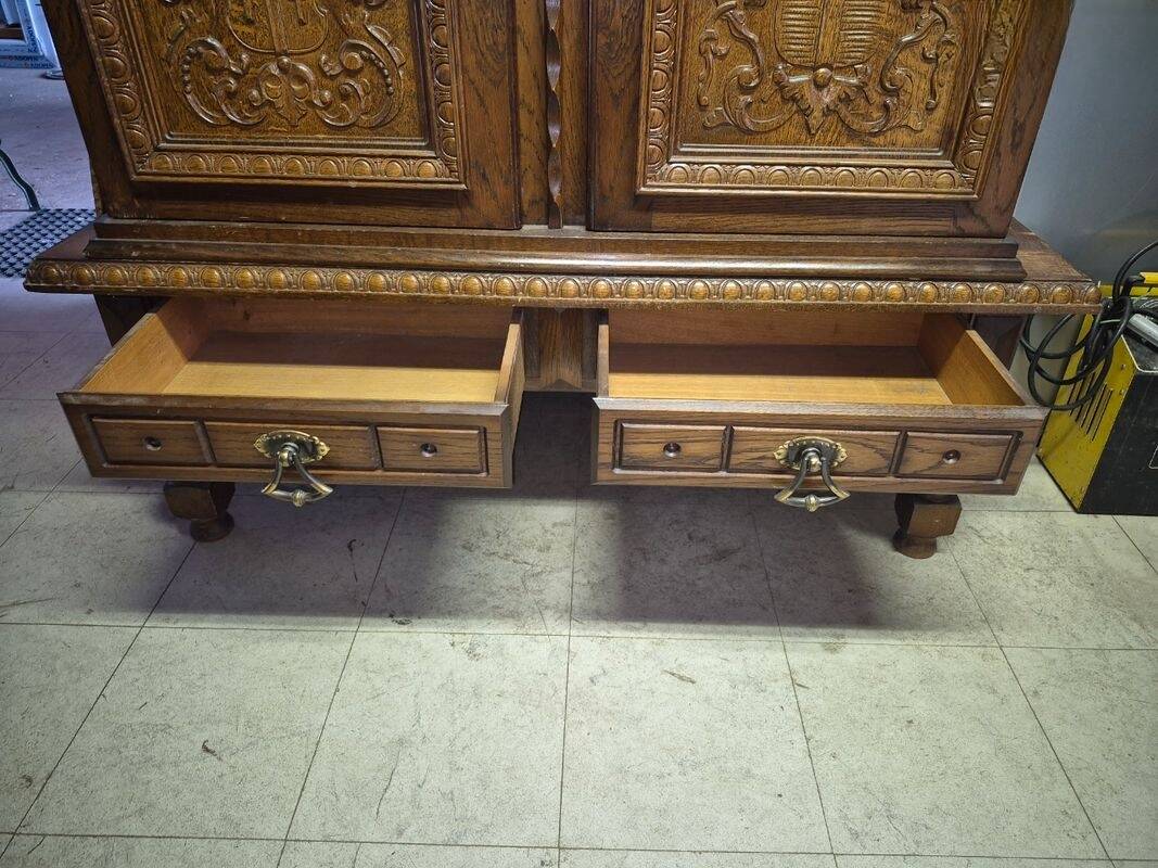 Buffet / Antique wooden wardrobe in good condition.