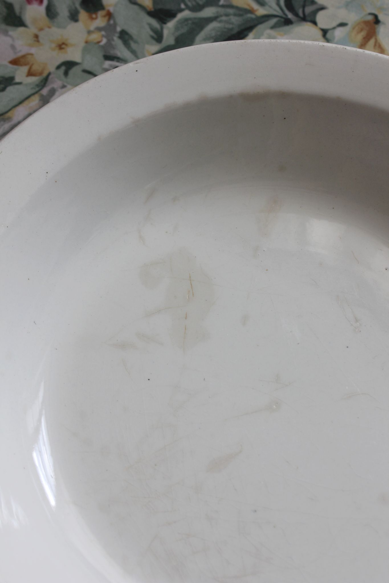 Plat creux saladier blanc en terre de fer Gien