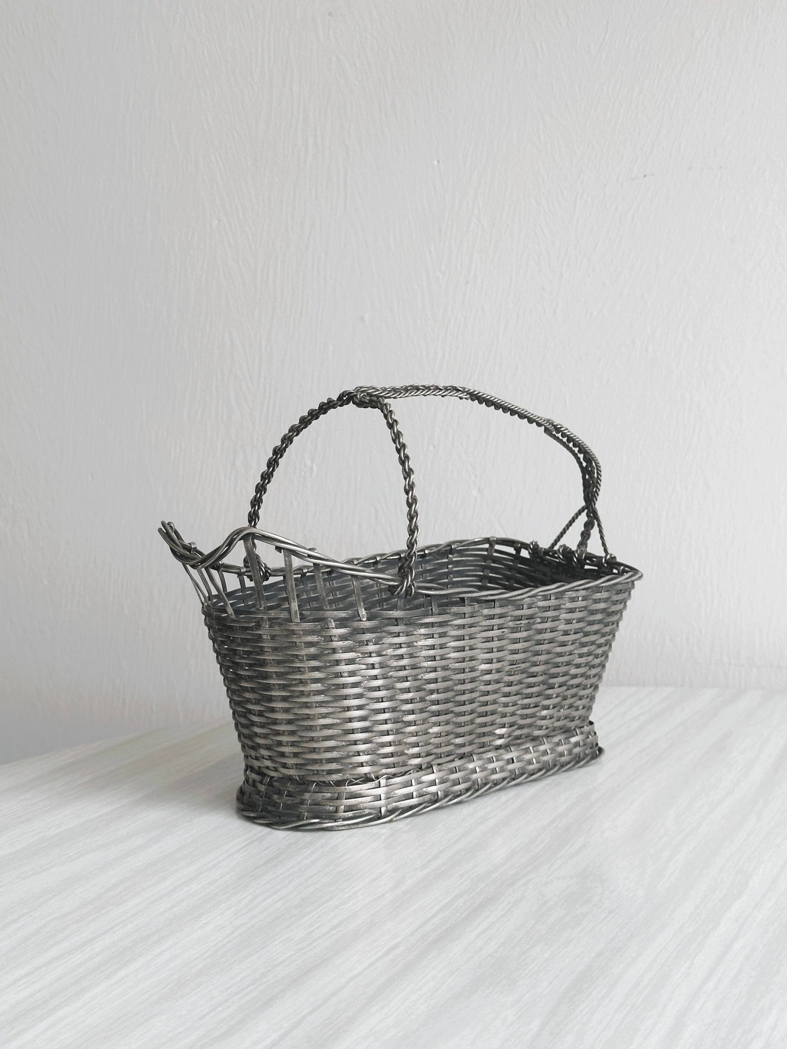 Panier à vin en métal tressé